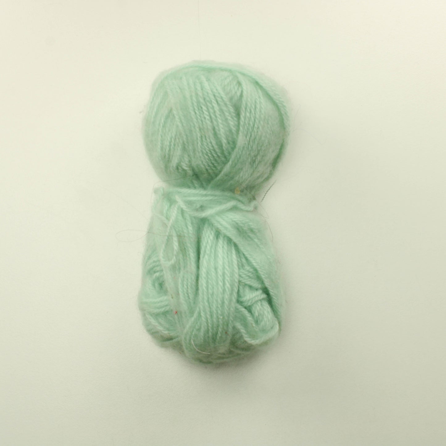 Vaalea minttu mohairmainen lanka