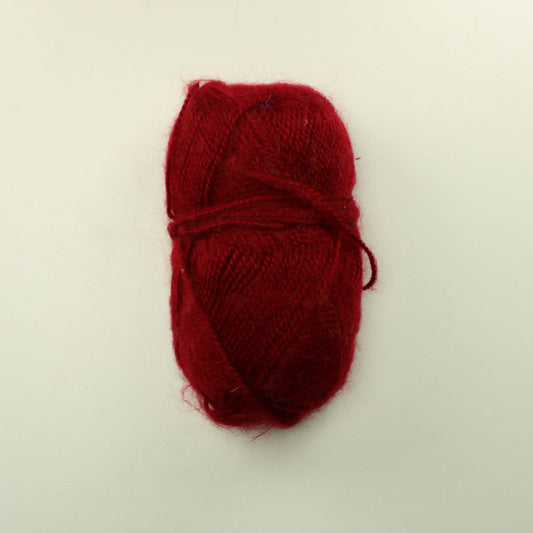 Tummanpunainen mohairmainen lanka