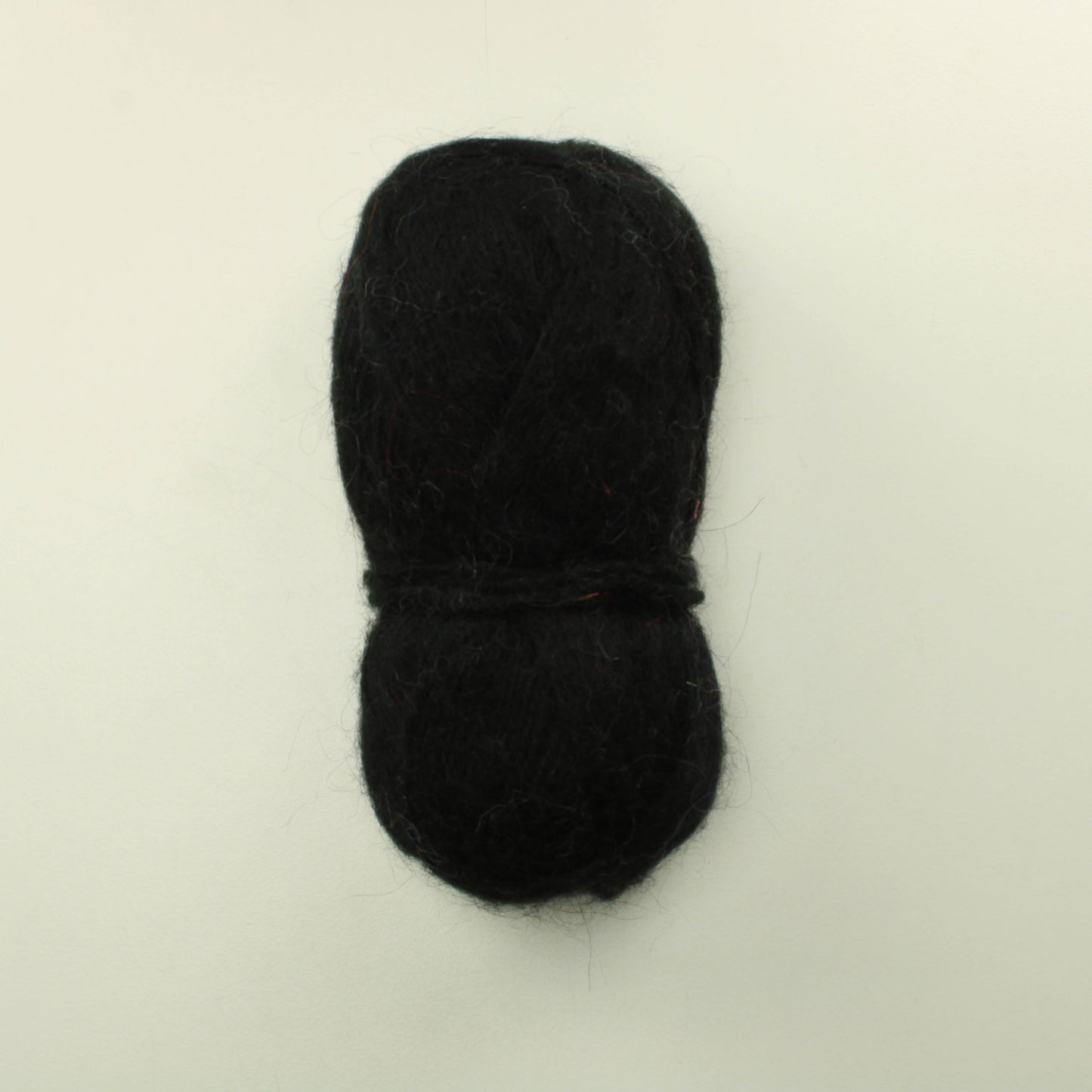 Musta mohairmainen lanka