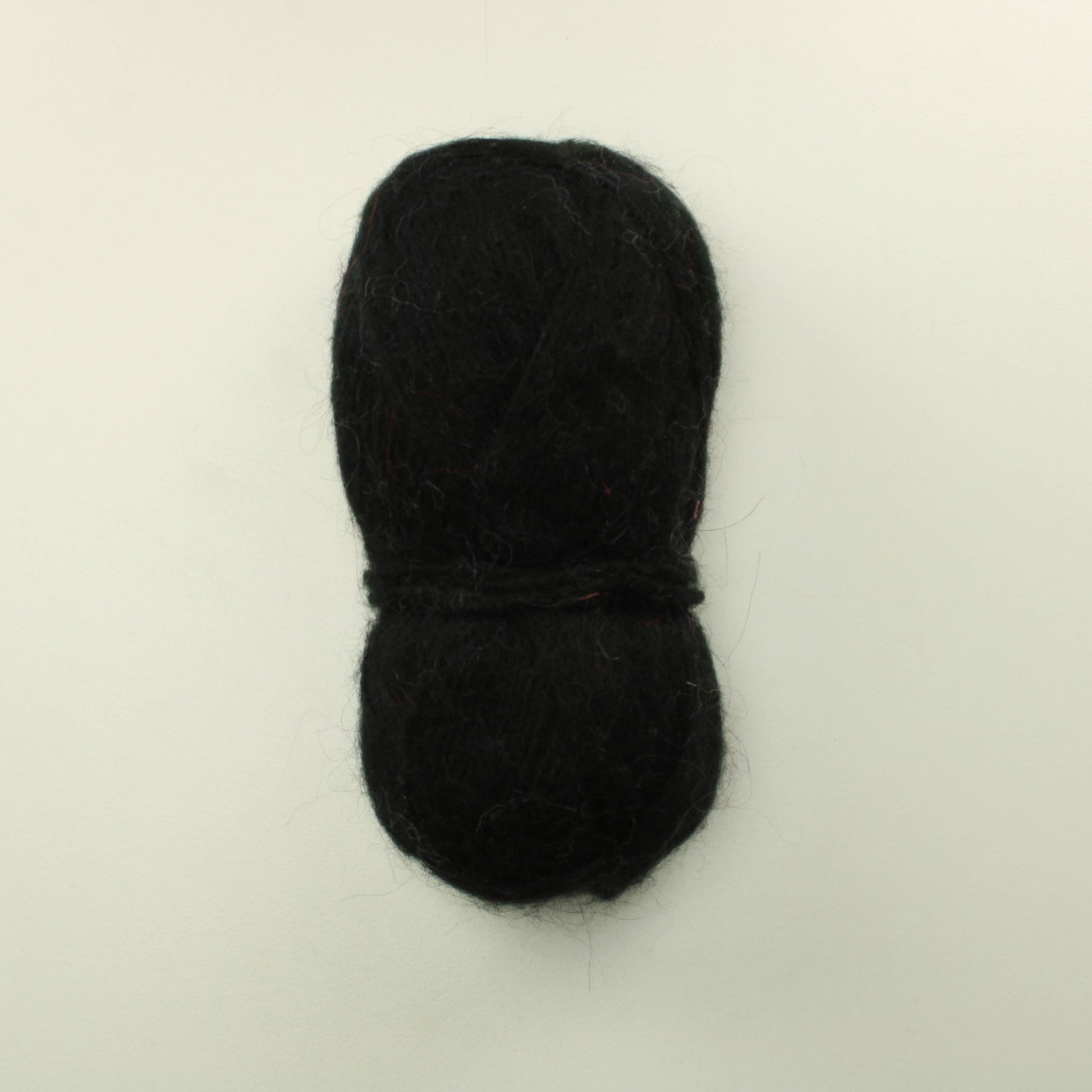 Musta mohairmainen lanka