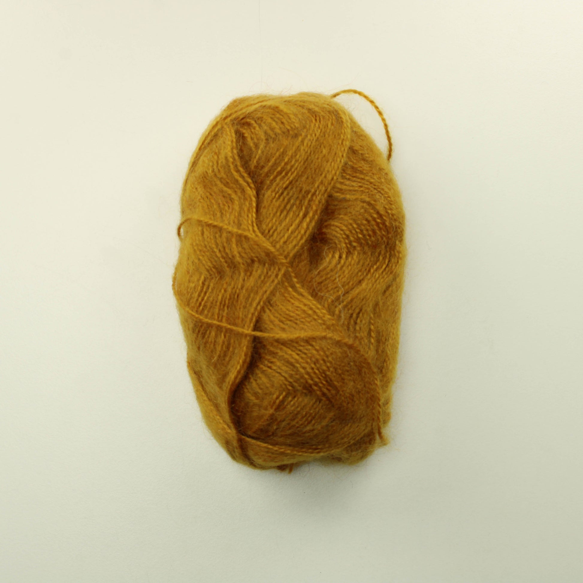 Ruskea mohairmainen lanka