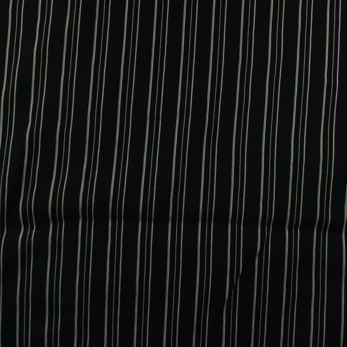 Musta pystyraitainen krepattu Vaatetuskangas - Pala