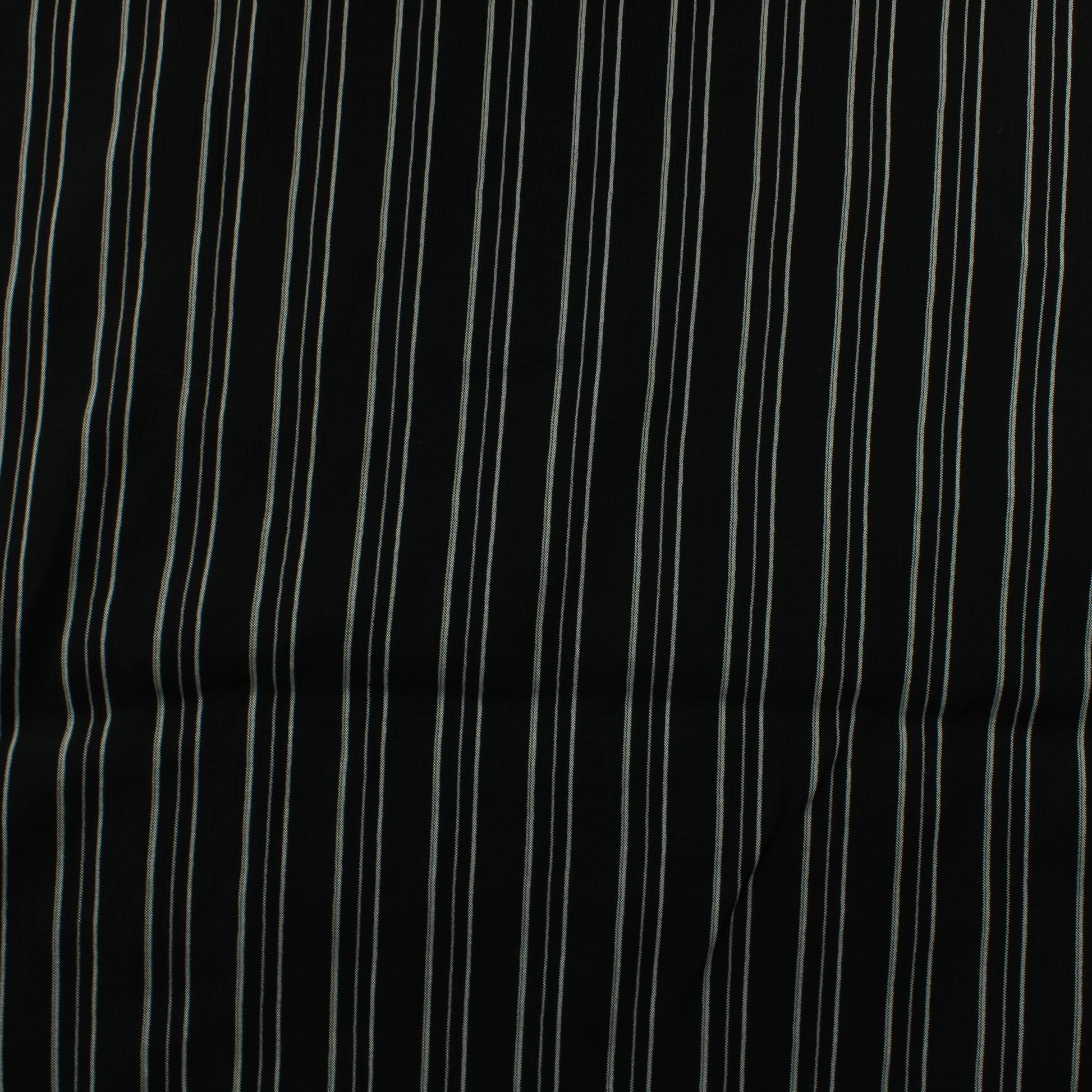 Musta pystyraitainen krepattu Vaatetuskangas - Pala