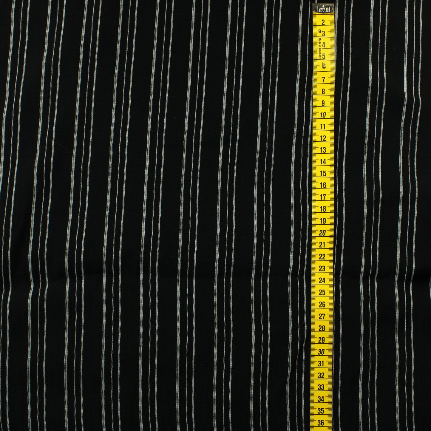 Musta pystyraitainen krepattu Vaatetuskangas - Pala