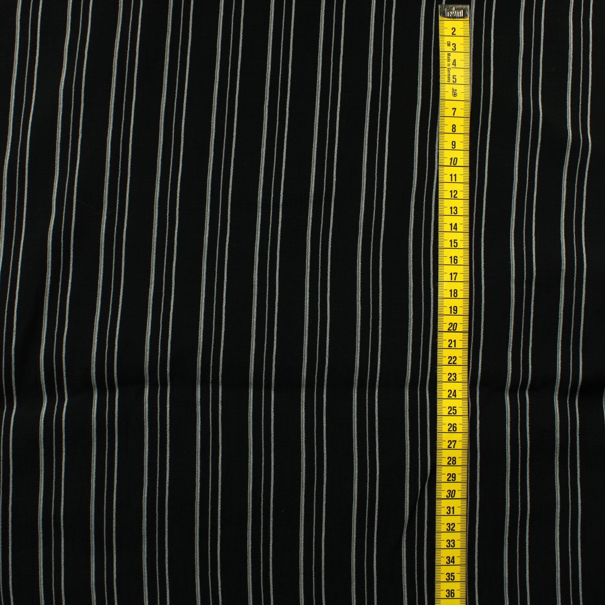 Musta pystyraitainen krepattu Vaatetuskangas - Pala