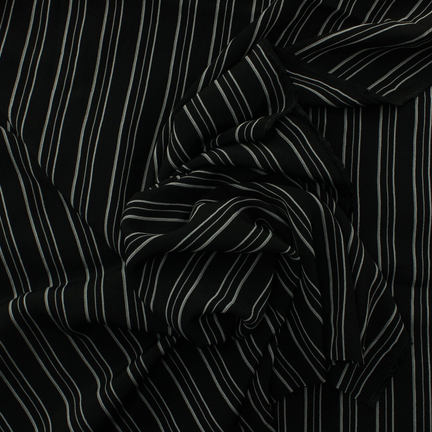 Musta pystyraitainen krepattu Vaatetuskangas - Pala