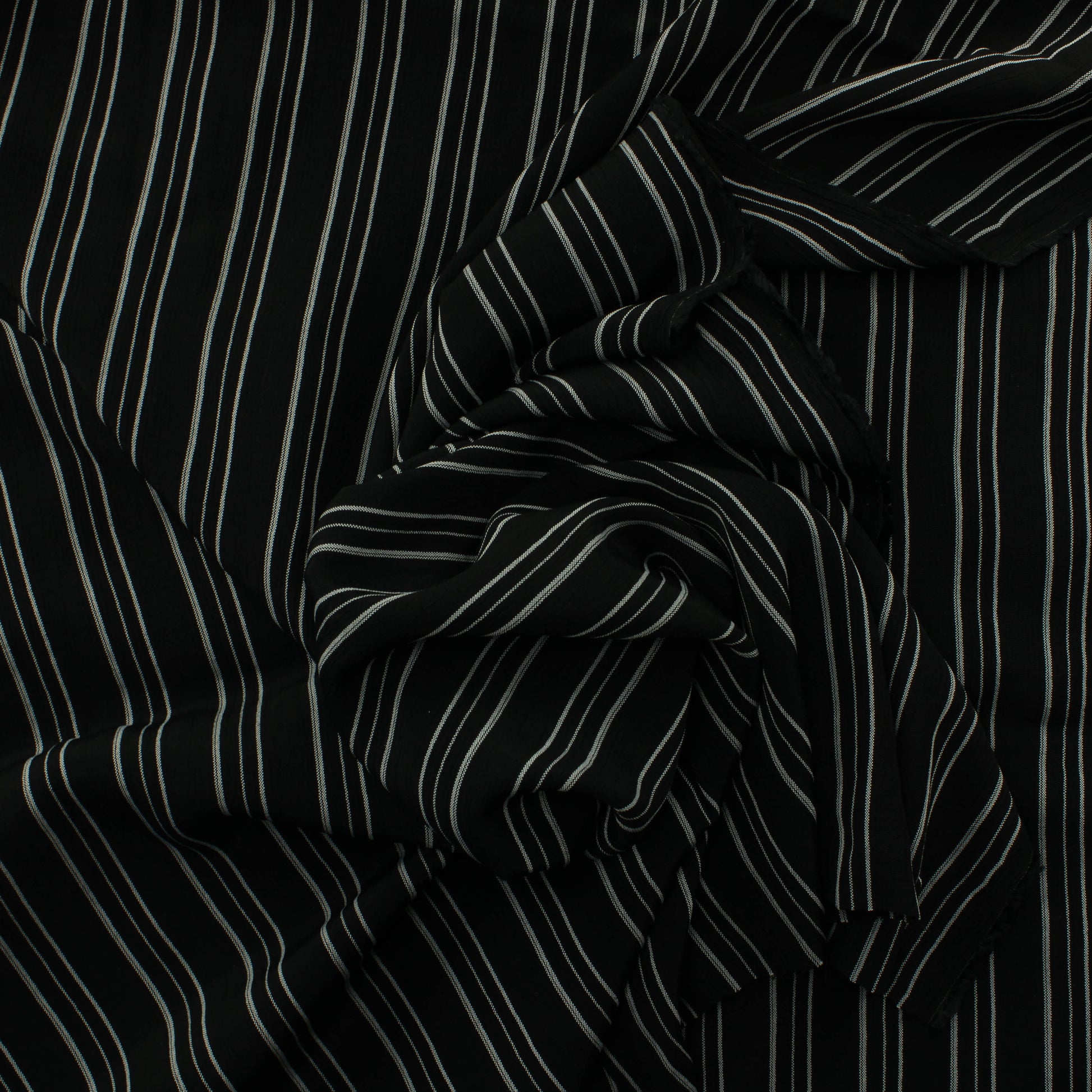 Musta pystyraitainen krepattu Vaatetuskangas - Pala