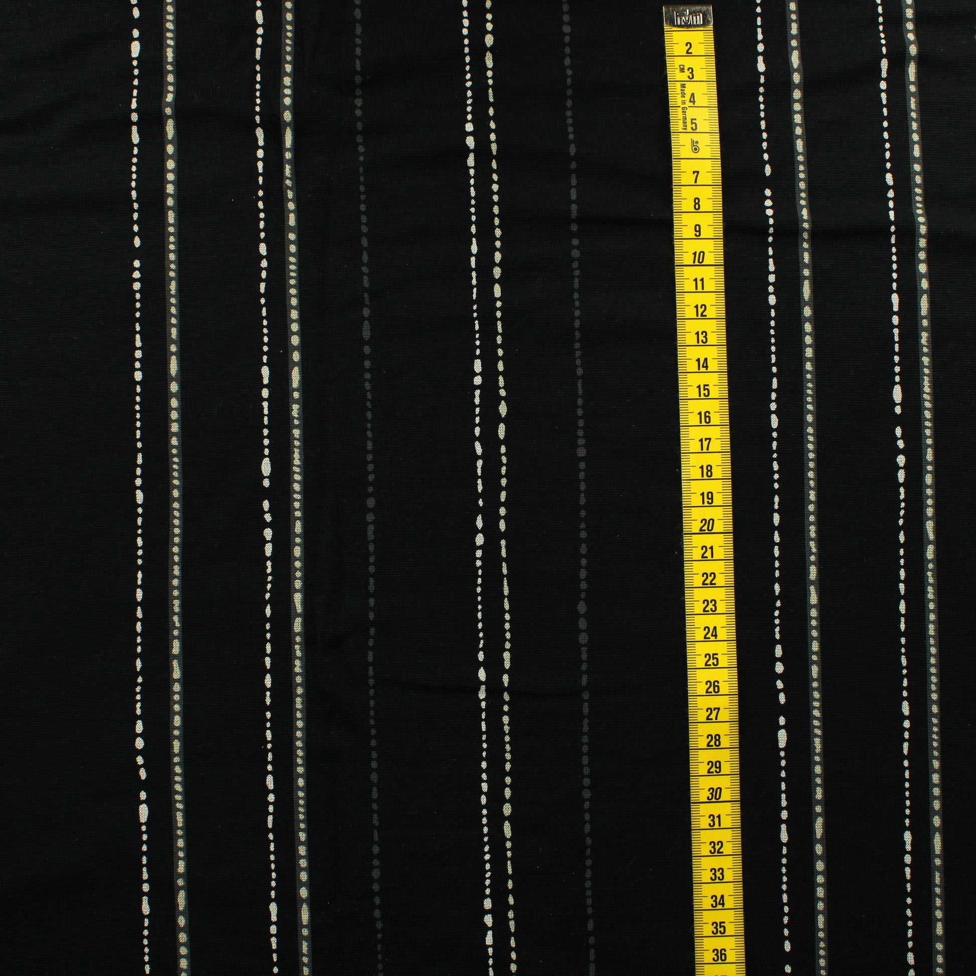 Mustapohjainen pystyraitainen Neulos - Pala