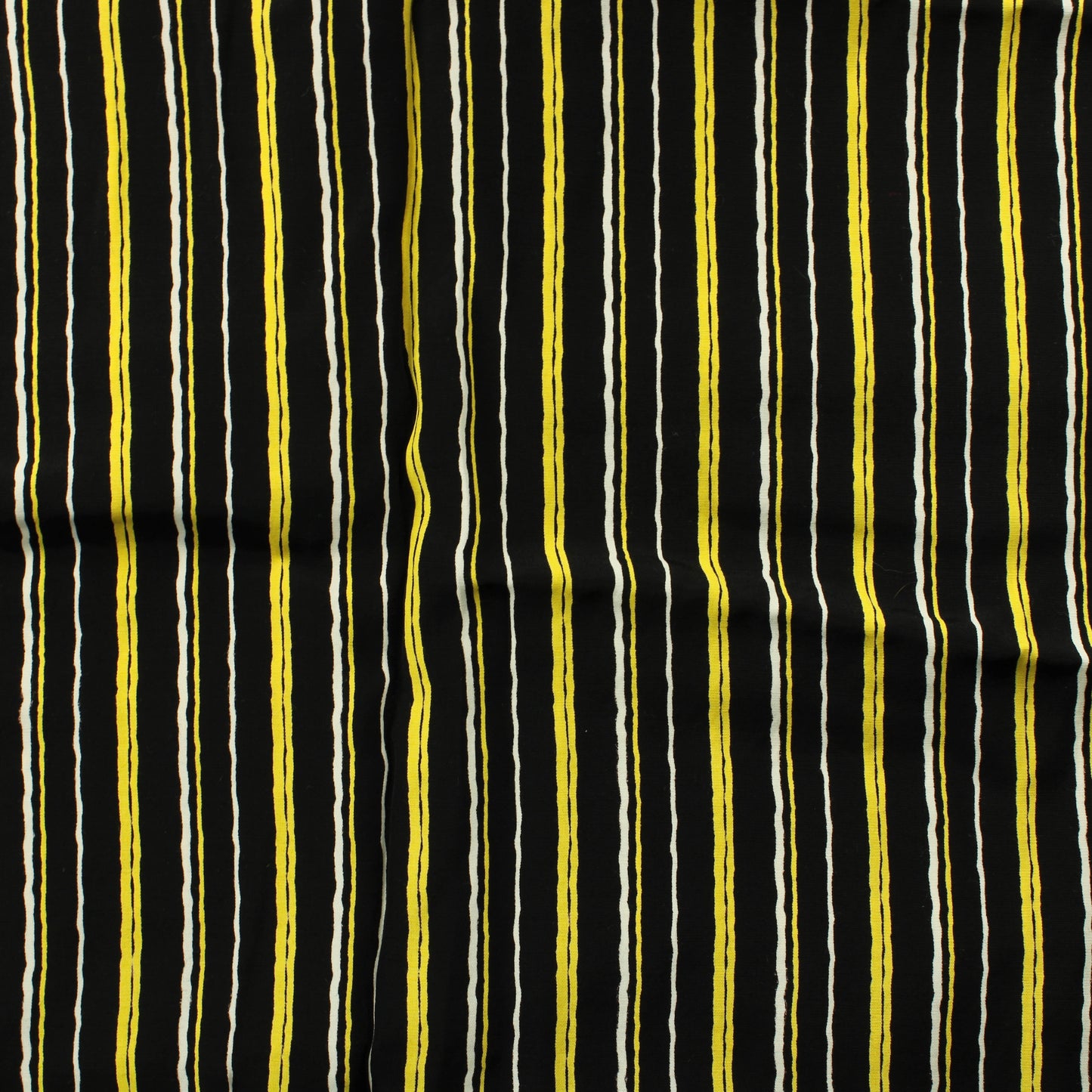 Mustapohjainen pystyraitainen Vaatetuskangas - Pala