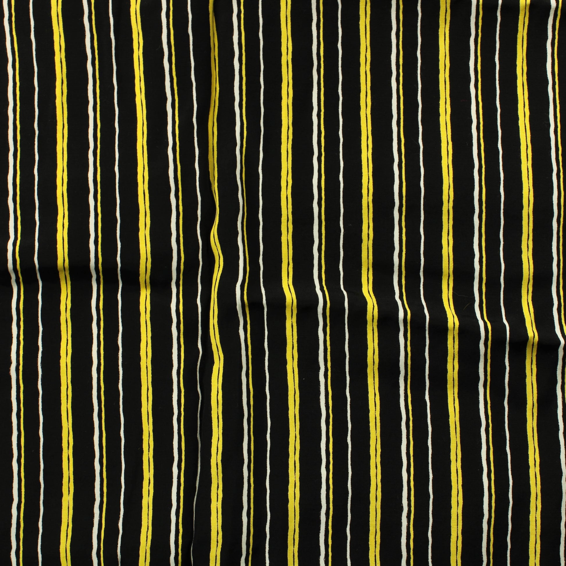 Mustapohjainen pystyraitainen Vaatetuskangas - Pala