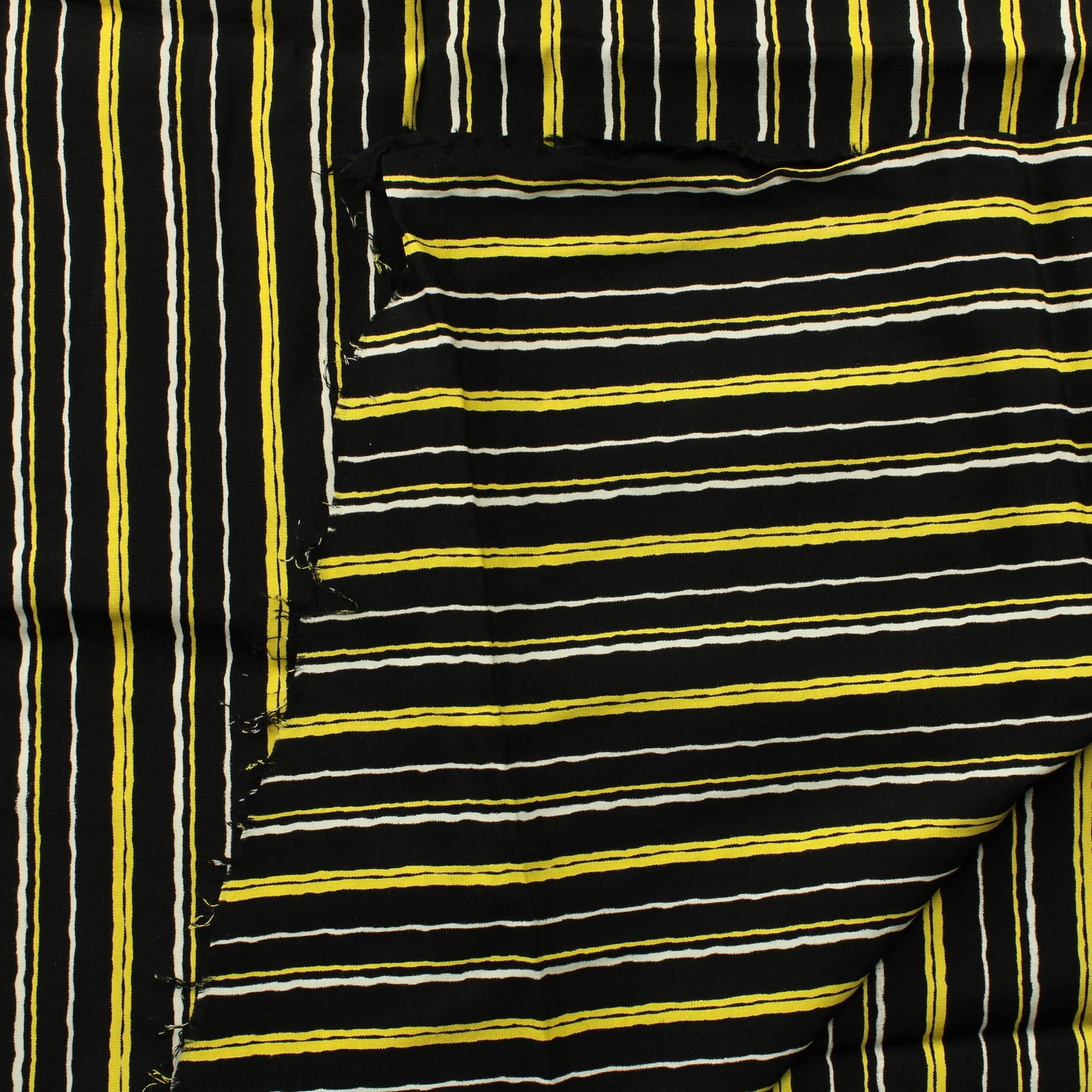 Mustapohjainen pystyraitainen Vaatetuskangas - Pala