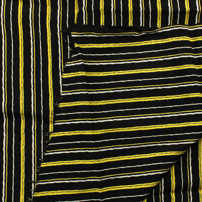 Mustapohjainen pystyraitainen Vaatetuskangas - Pala