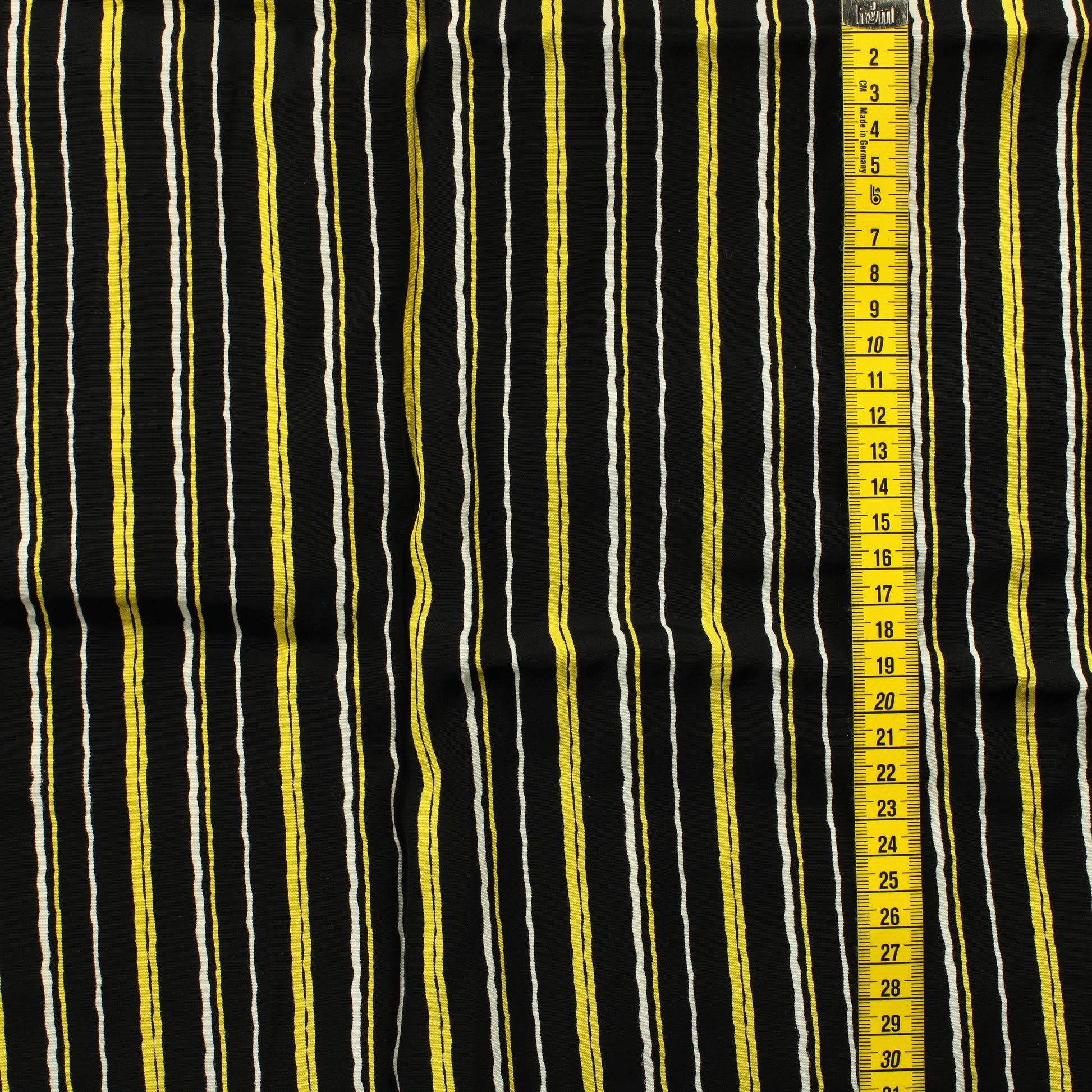 Mustapohjainen pystyraitainen Vaatetuskangas - Pala