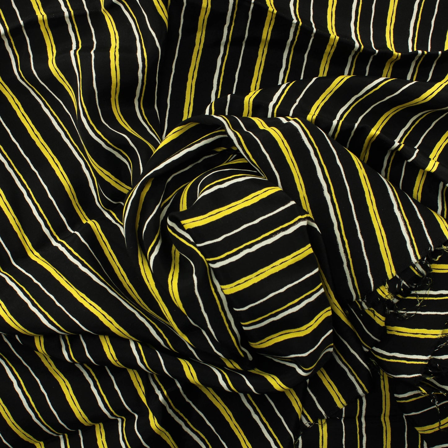 Mustapohjainen pystyraitainen Vaatetuskangas - Pala