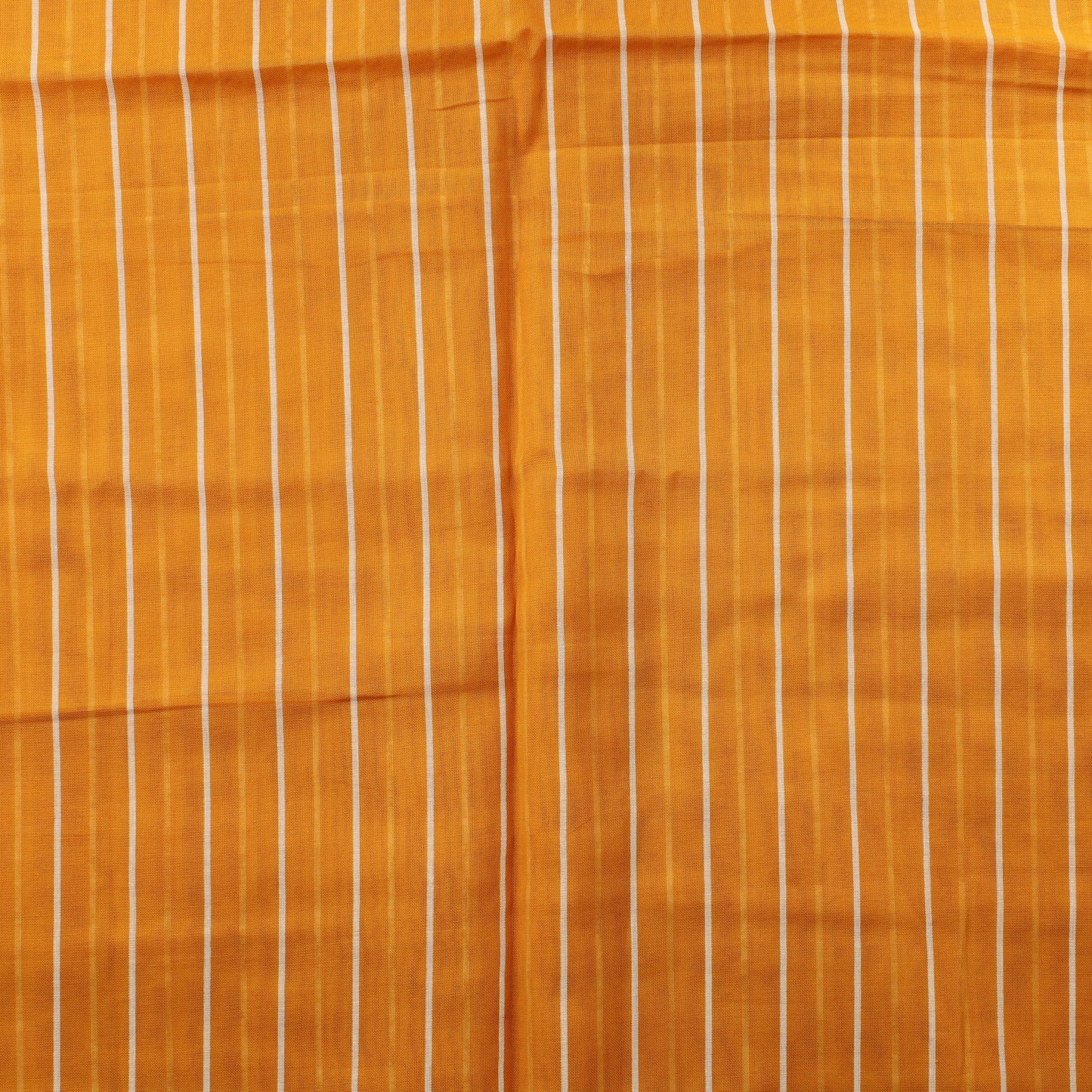 Lämminkeltainen pystyraitainen tekokuitu - Pala