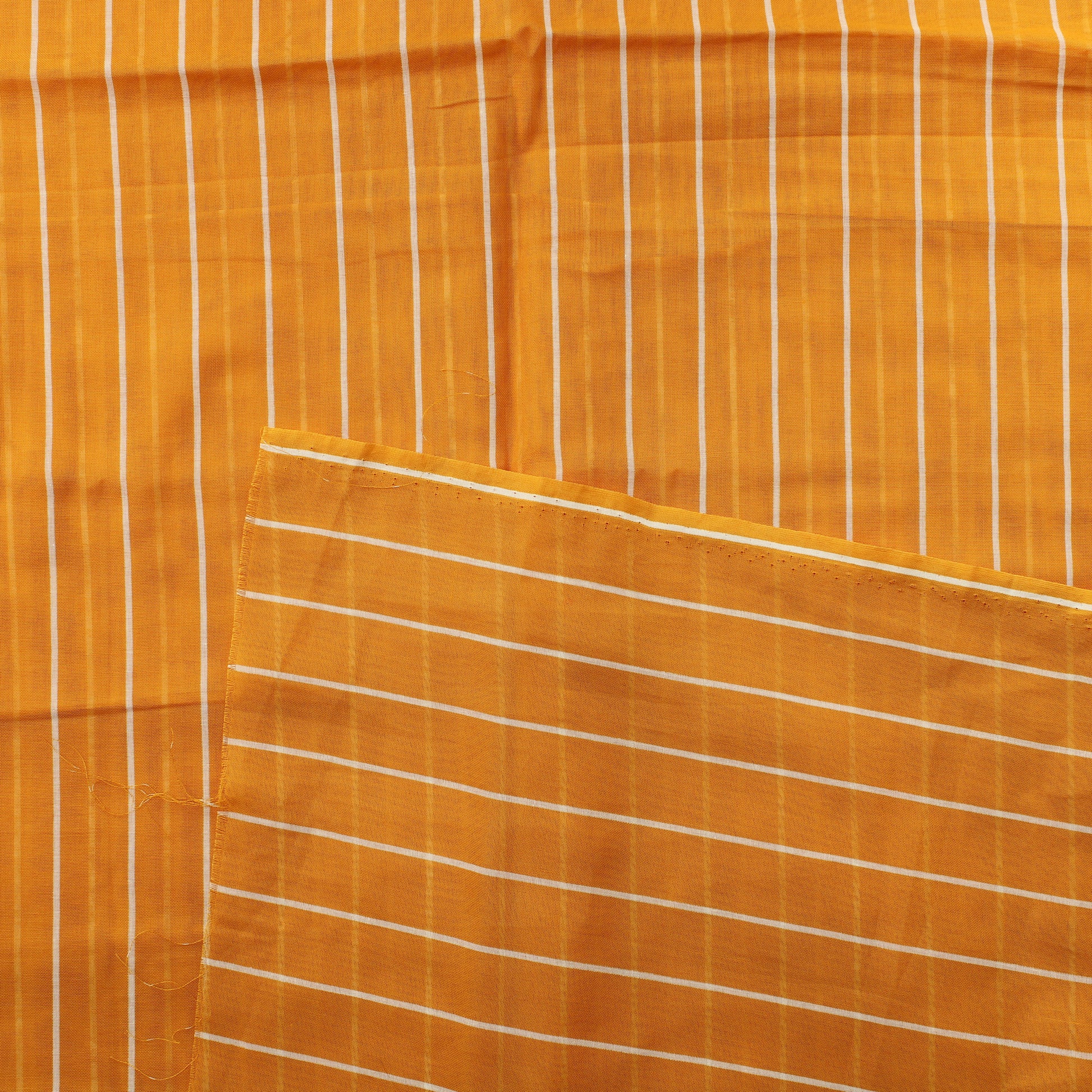 Lämminkeltainen pystyraitainen tekokuitu - Pala