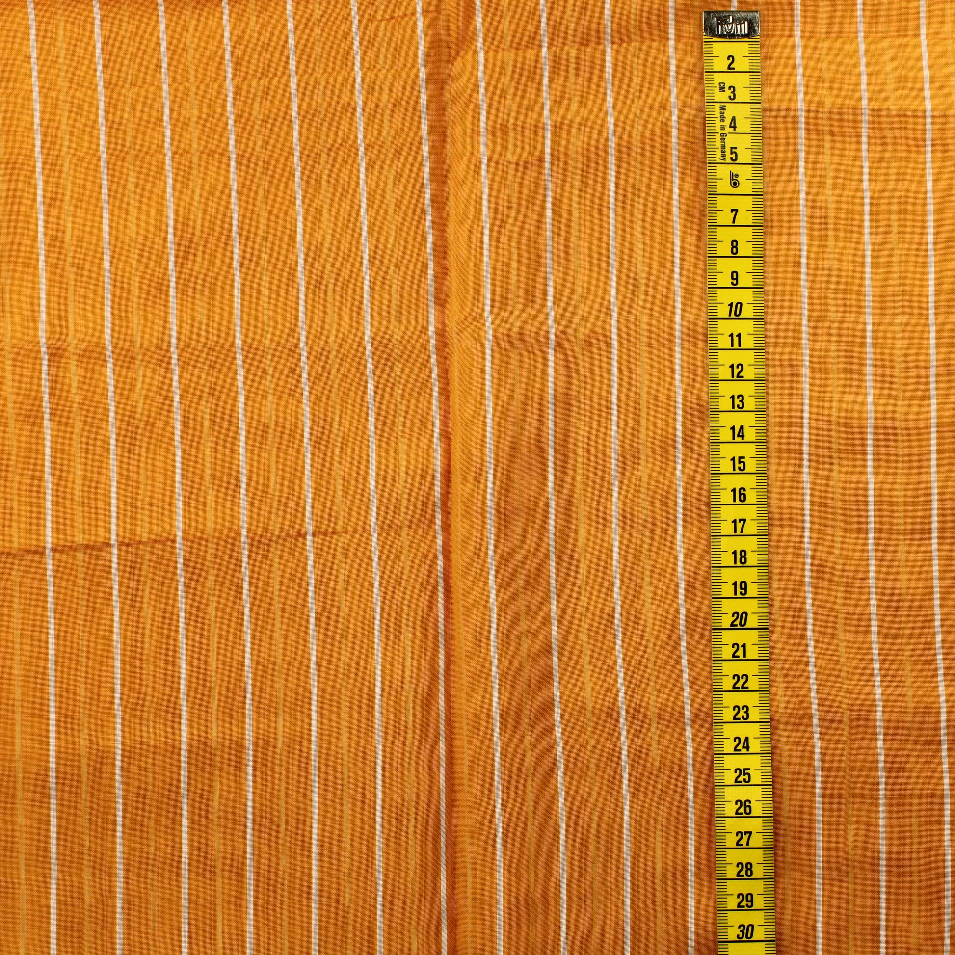 Lämminkeltainen pystyraitainen tekokuitu - Pala