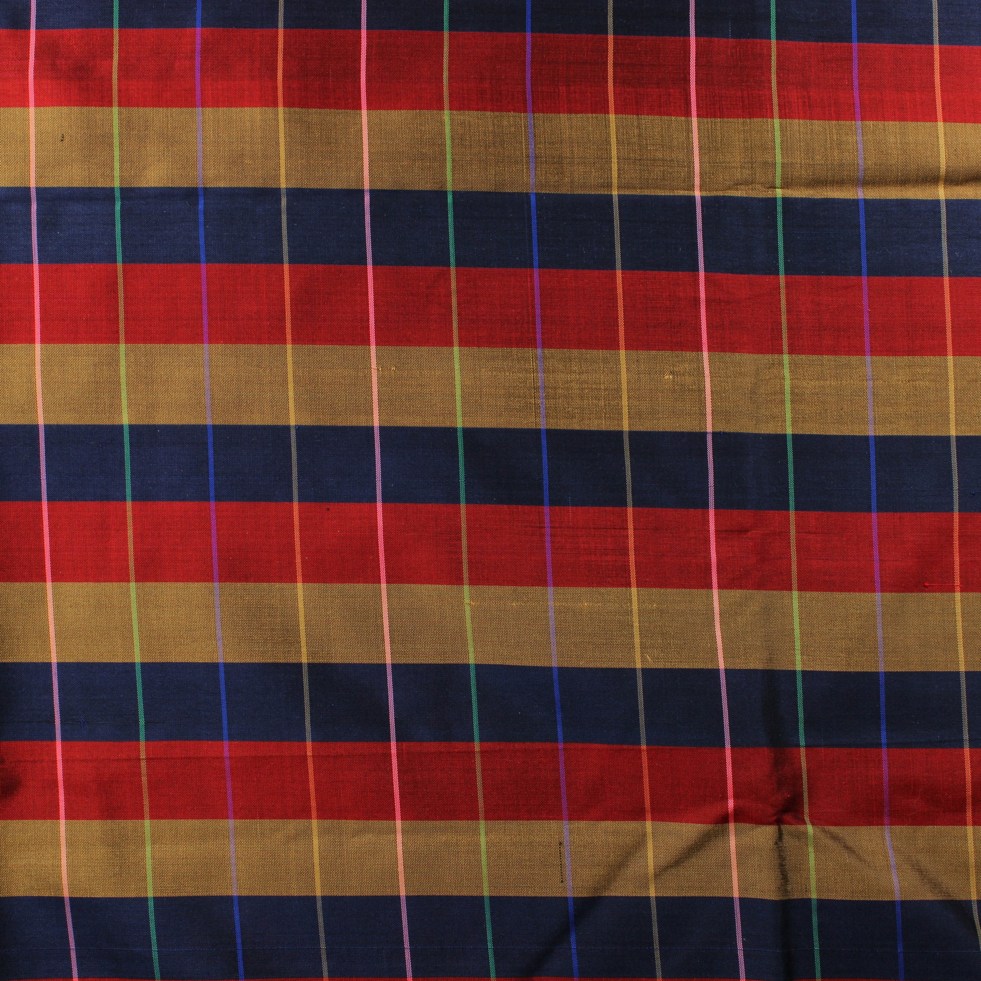 Ruudullinen ja raidallinen tekokuitu - Pala