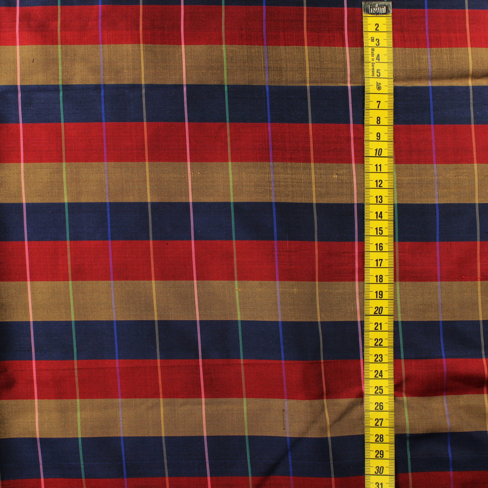 Ruudullinen ja raidallinen tekokuitu - Pala