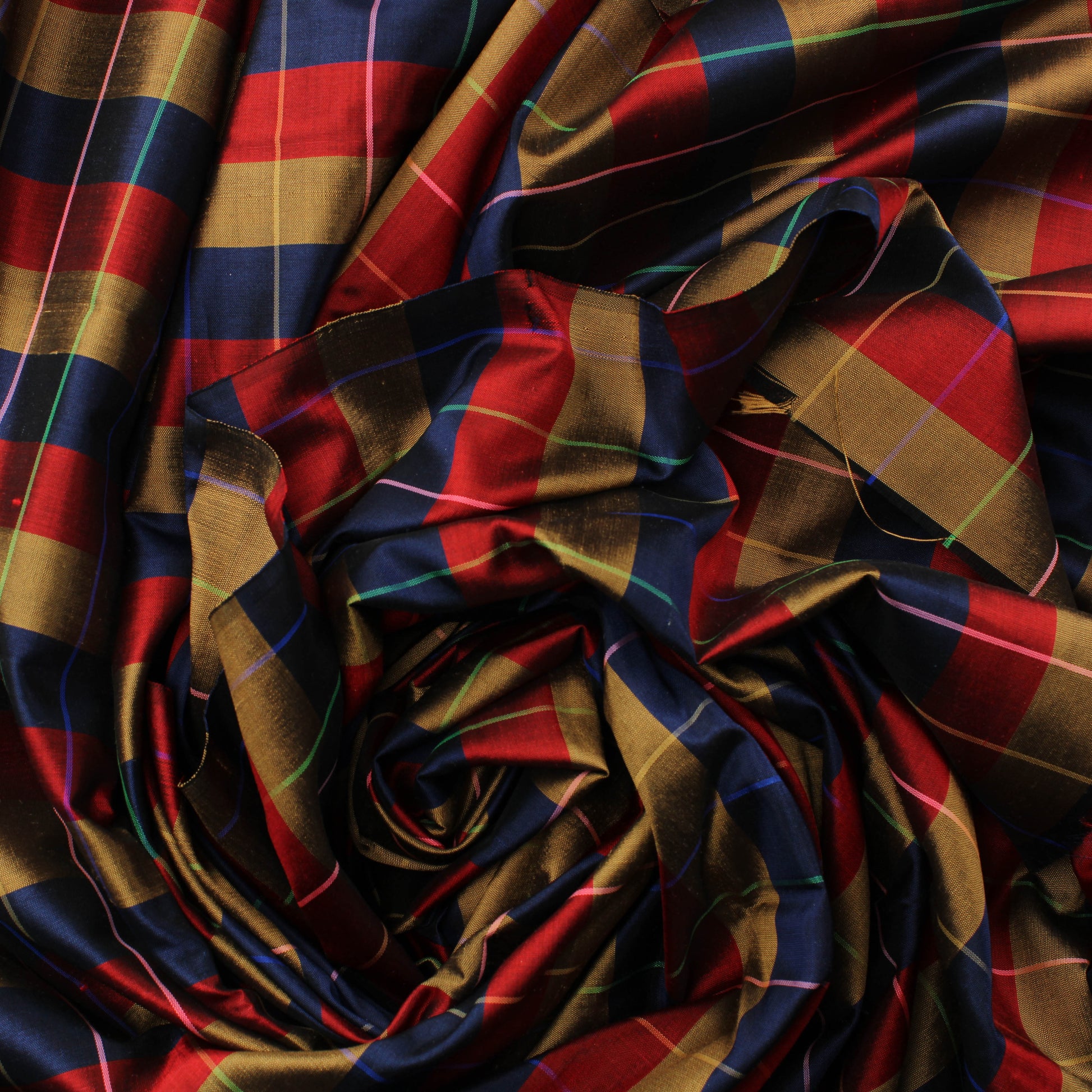 Ruudullinen ja raidallinen tekokuitu - Pala