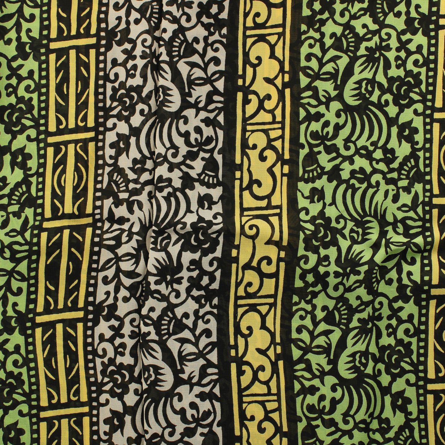 Monivärinen kukkaköynnöskuvioinen Vaatetuskangas - Pala