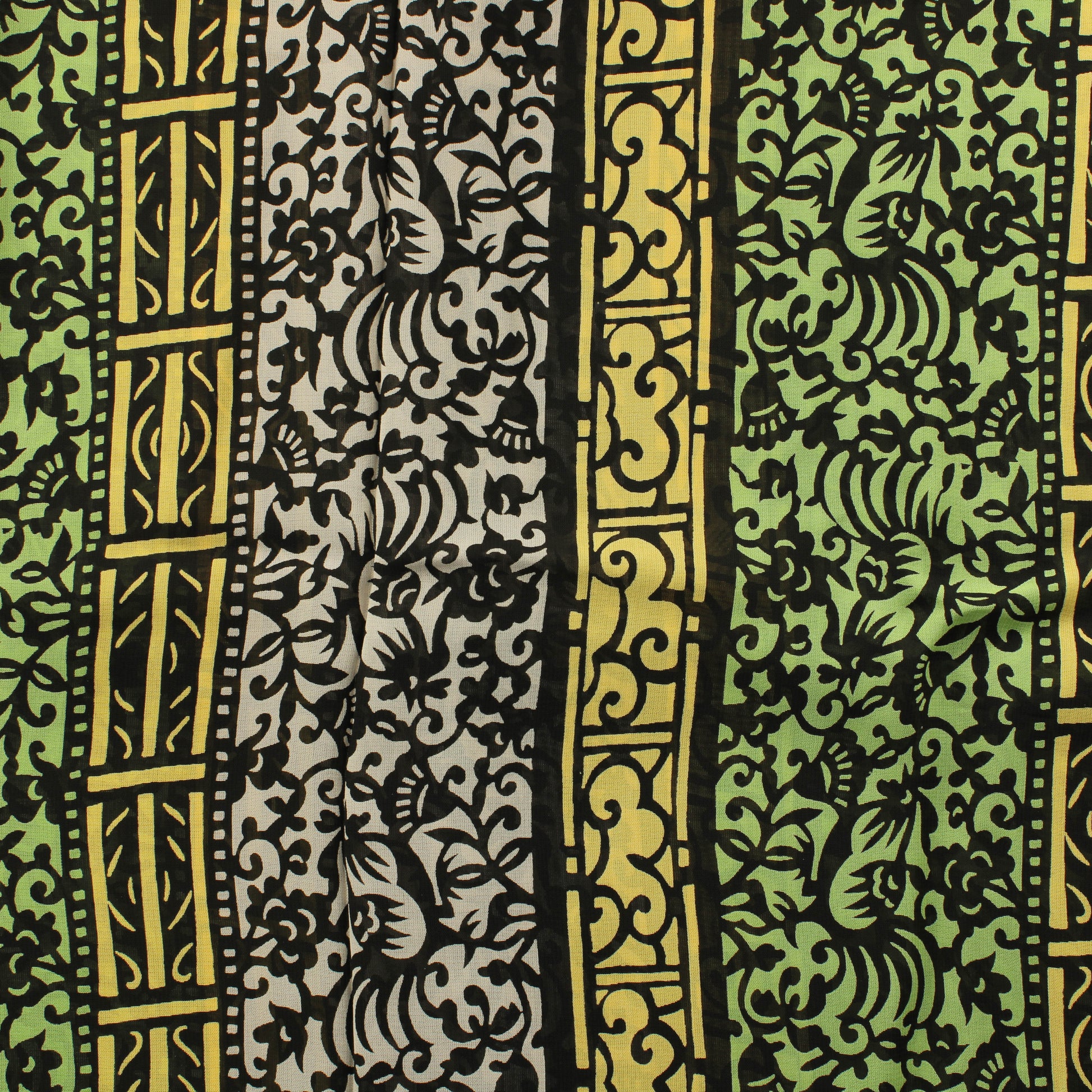 Monivärinen kukkaköynnöskuvioinen Vaatetuskangas - Pala