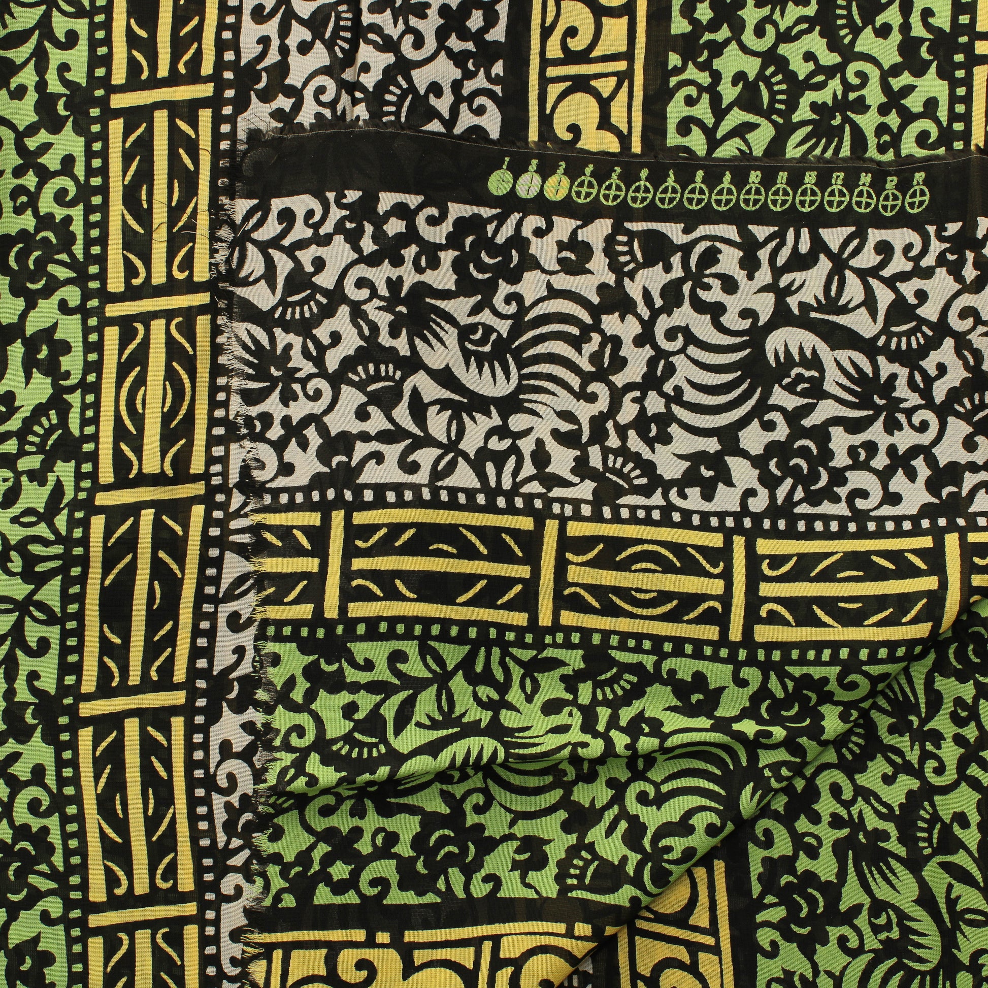 Monivärinen kukkaköynnöskuvioinen Vaatetuskangas - Pala