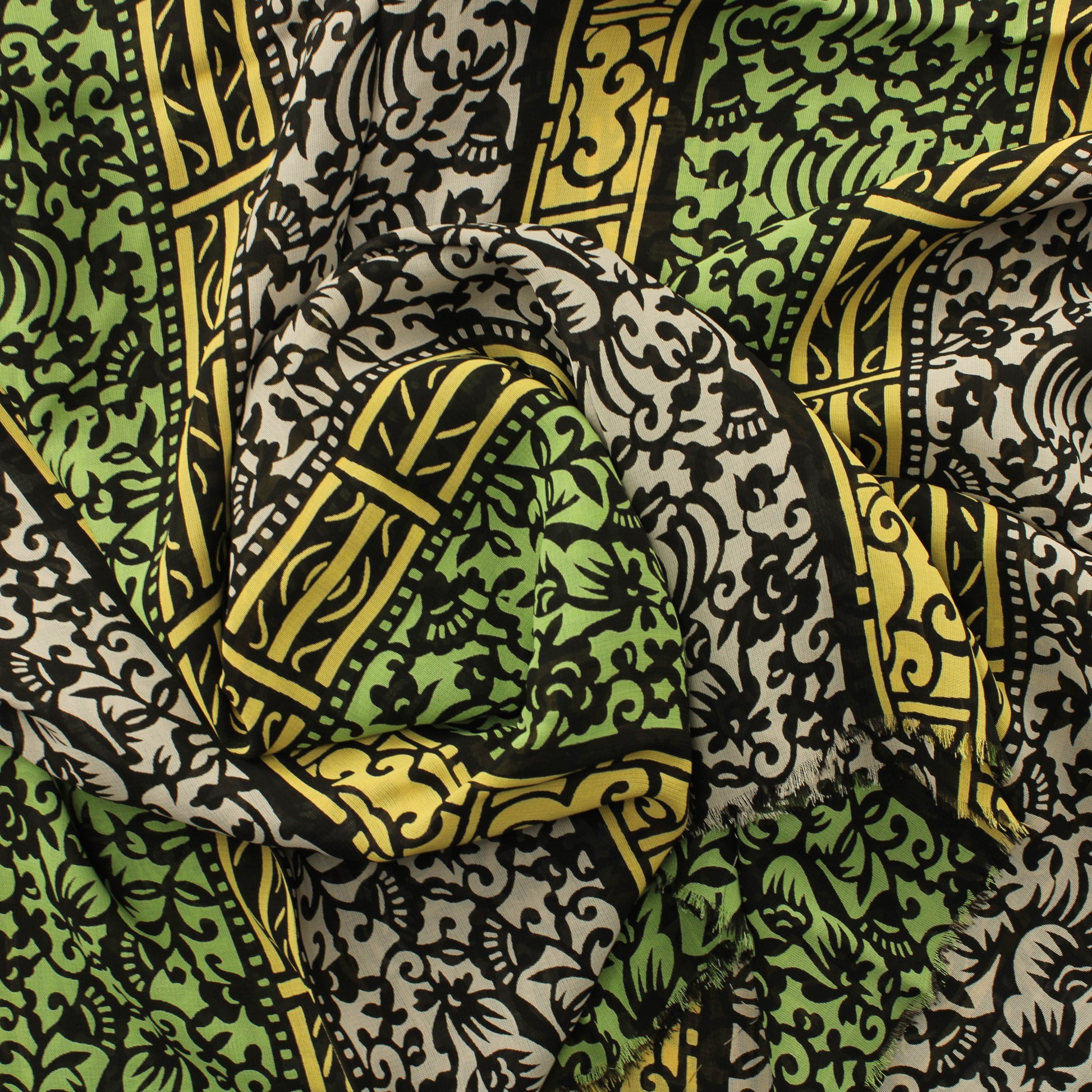 Monivärinen kukkaköynnöskuvioinen Vaatetuskangas - Pala