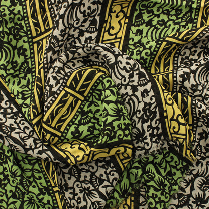 Monivärinen kukkaköynnöskuvioinen Vaatetuskangas - Pala