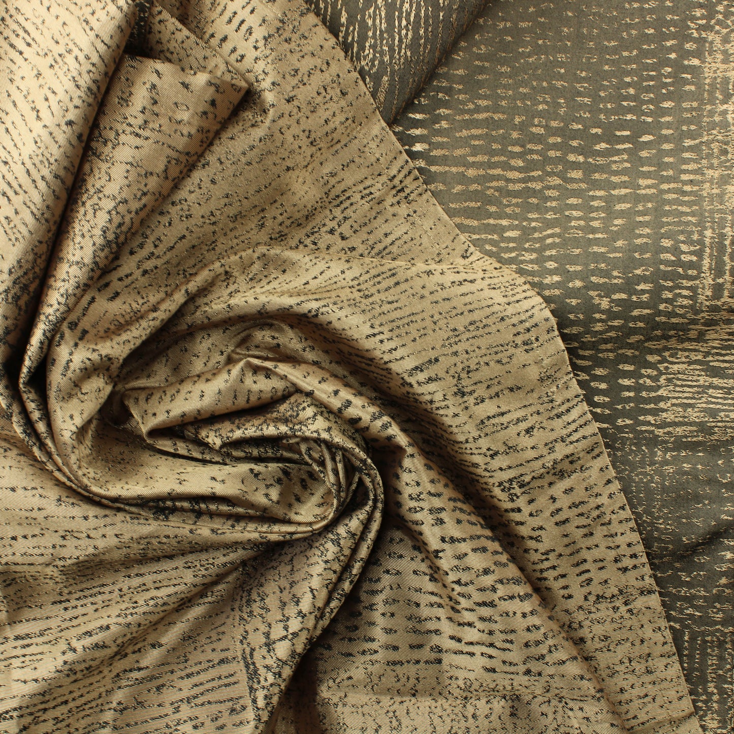 Hohtava tummakuvioinen Verhokangas - Palapaketti