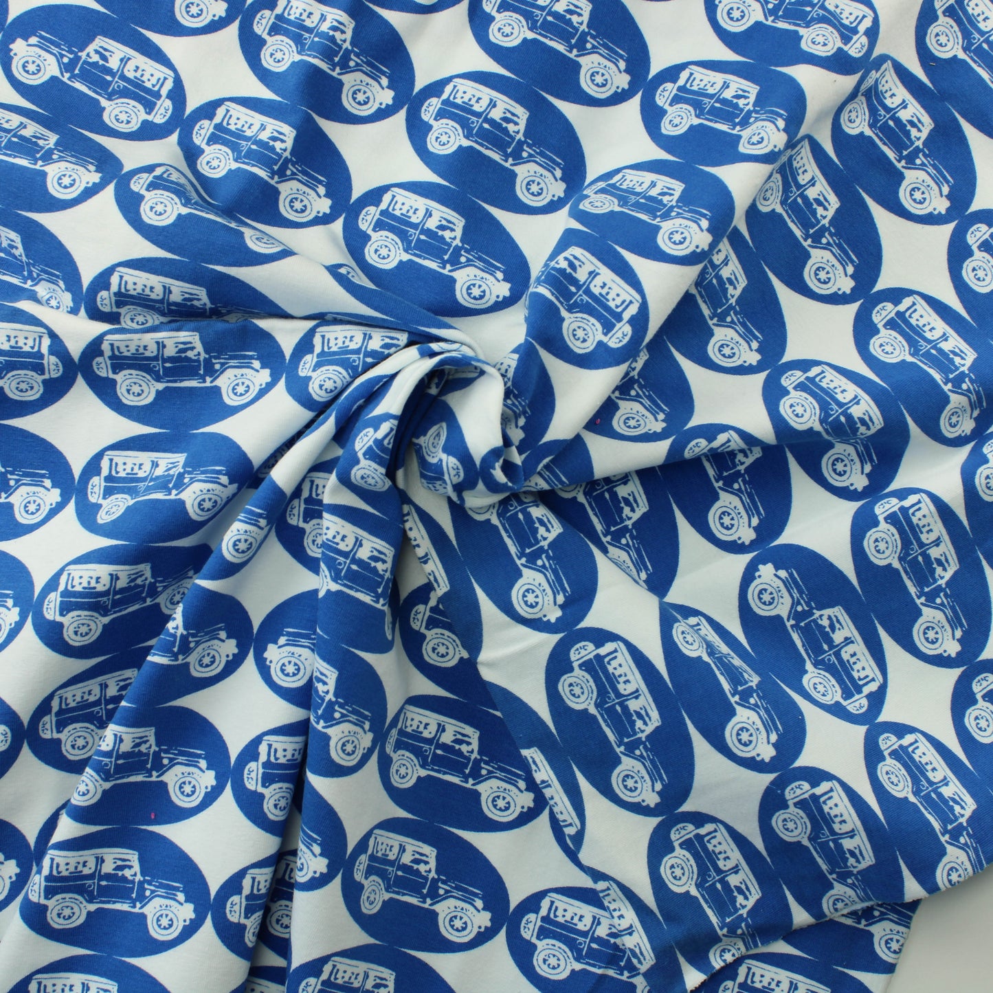 Sinivalkoinen jeeppi Trikoo - Pala