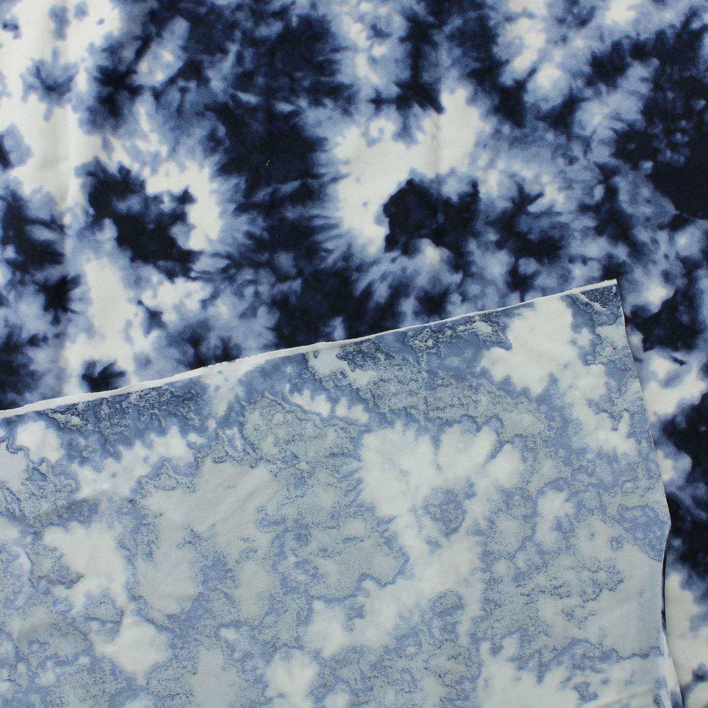 Sinivalkoinen kuviollinen ohut Lycra - Pala