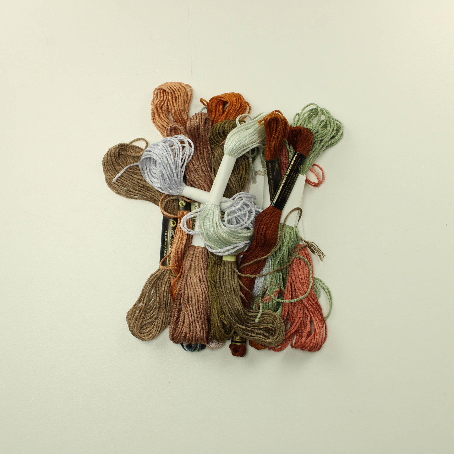 Ruskeansävyiset kirjontalangat - Lankapussi nro 4