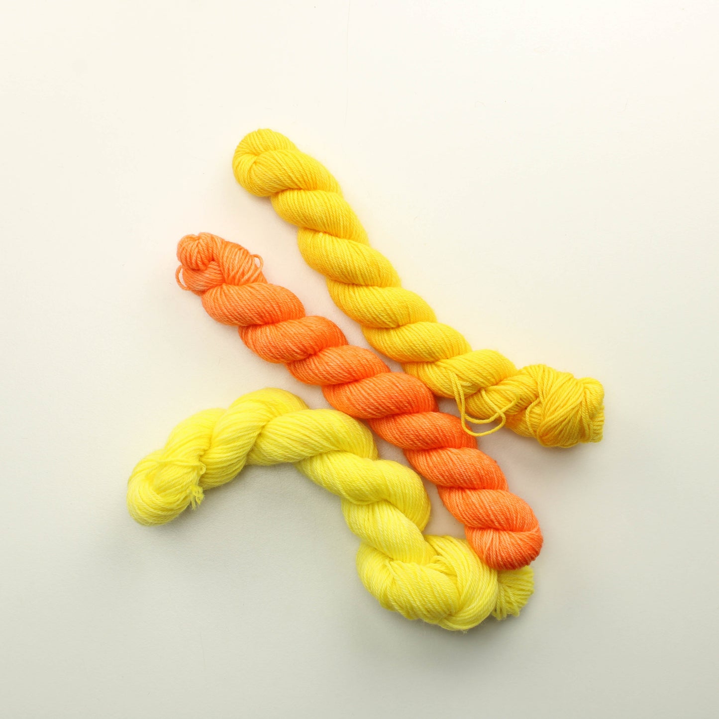 Keltaista ja oranssia sukkalangat 60g - Lankapussi 320