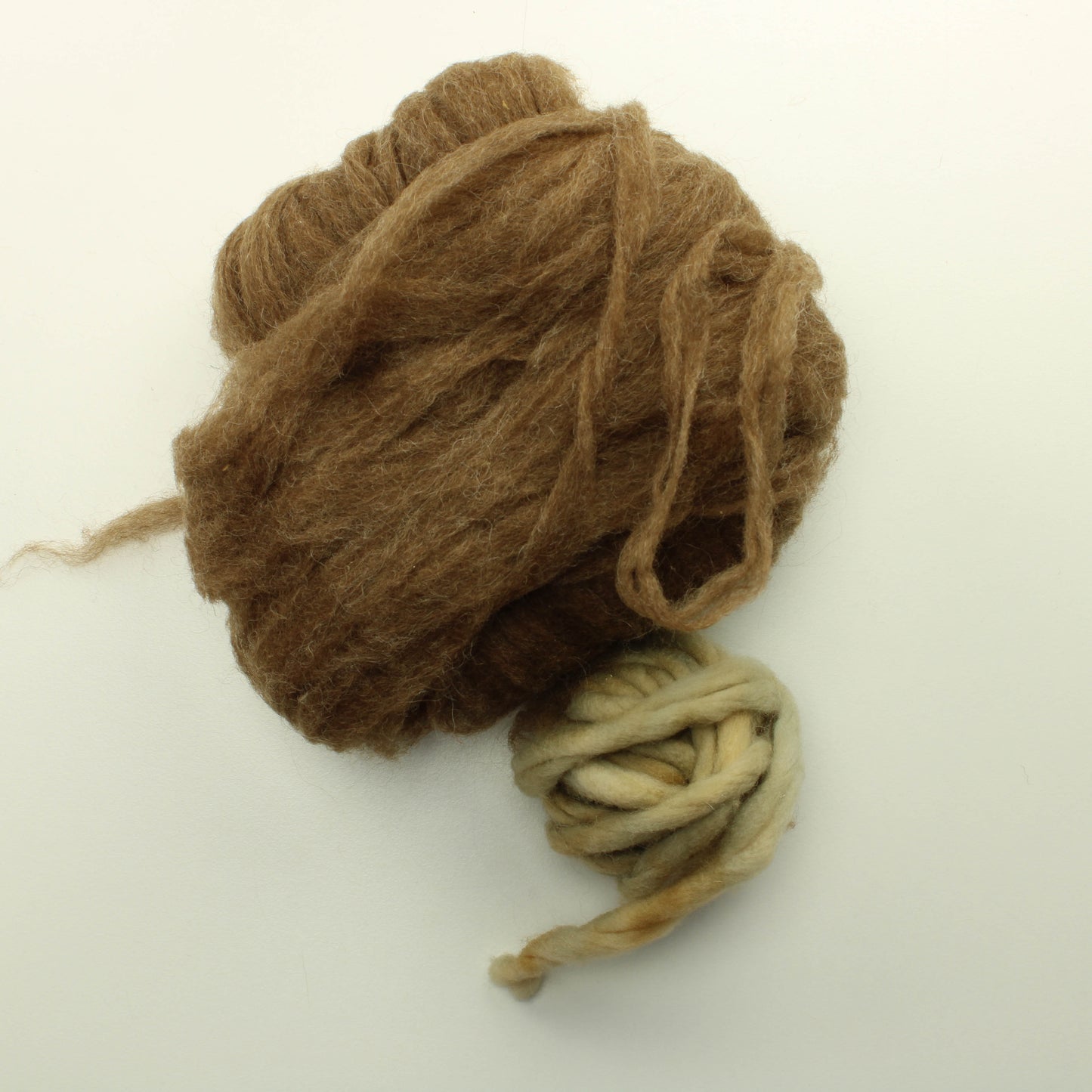 Ruskeat hahtuva ja kehrätty lanka 60g - Lankapussi 315