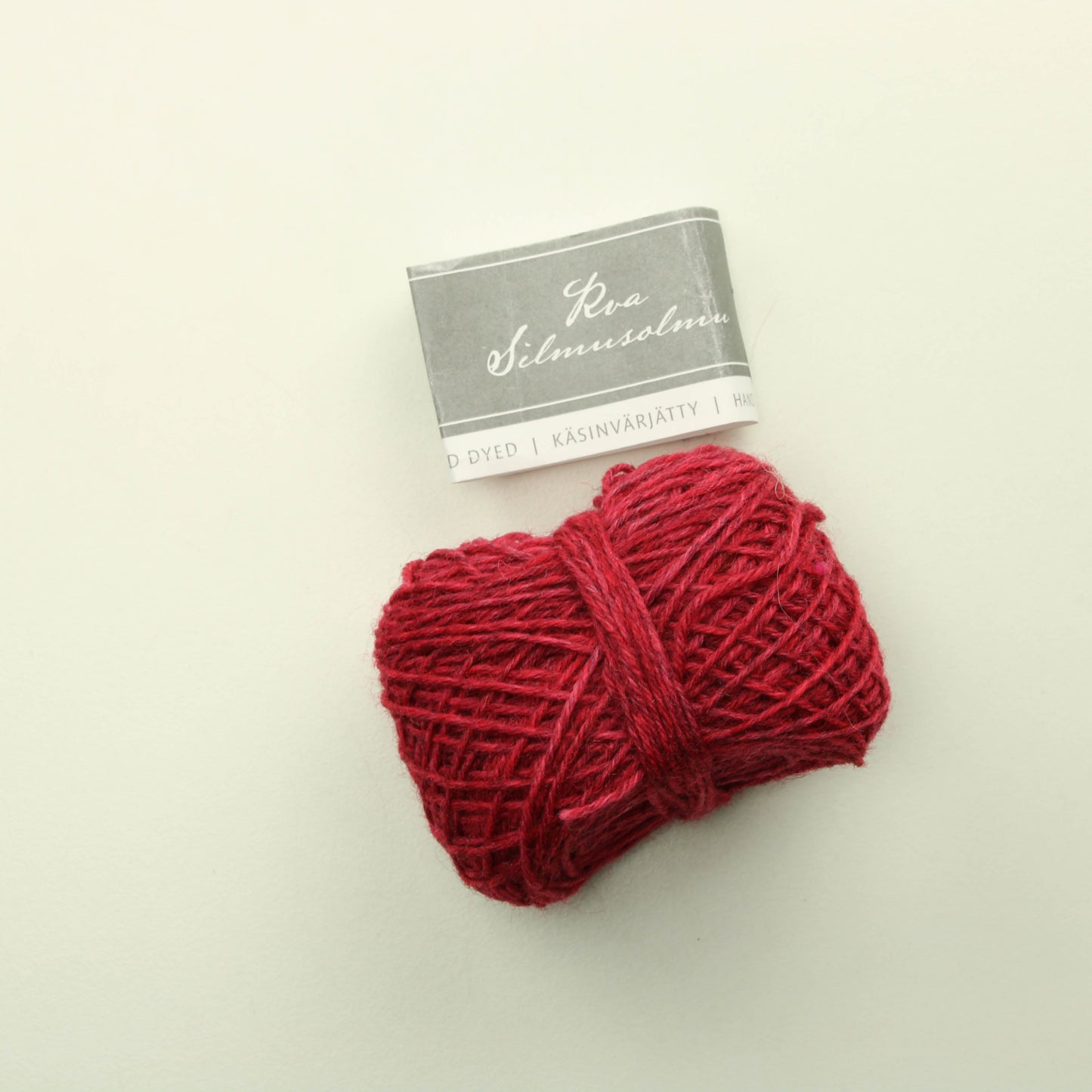 Rva Silmusolmu käsinvärjätty Harmaa sukkis 21g - Karpalo