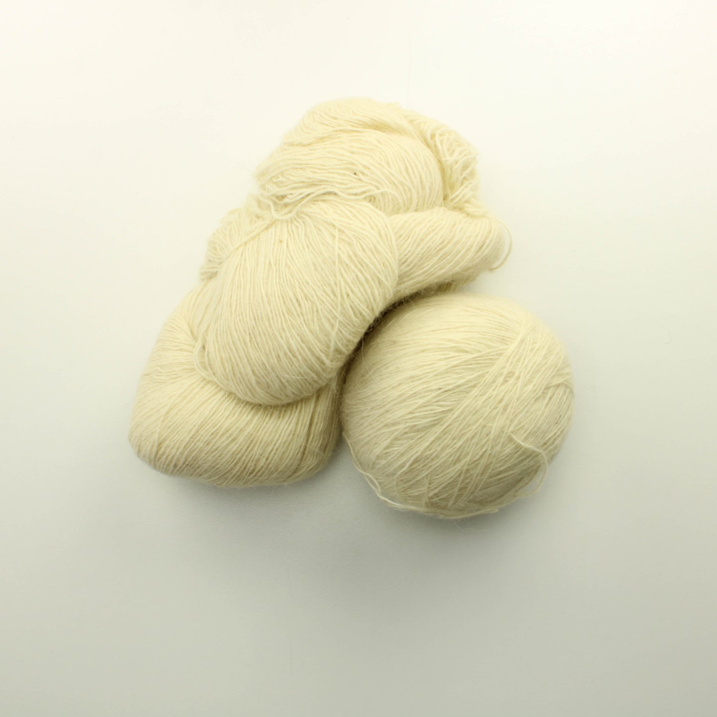 Luonnonvalkoinen suomenlampaan villa