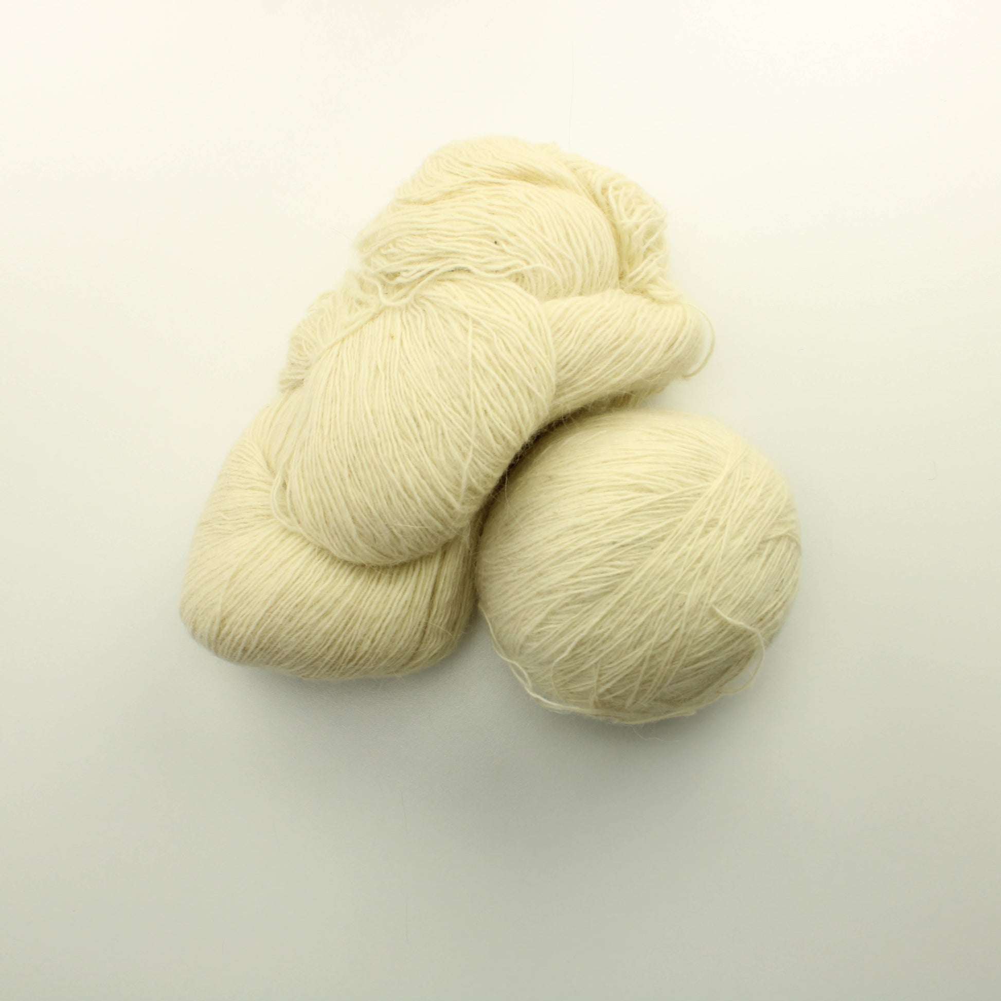 Luonnonvalkoinen suomenlampaan villa