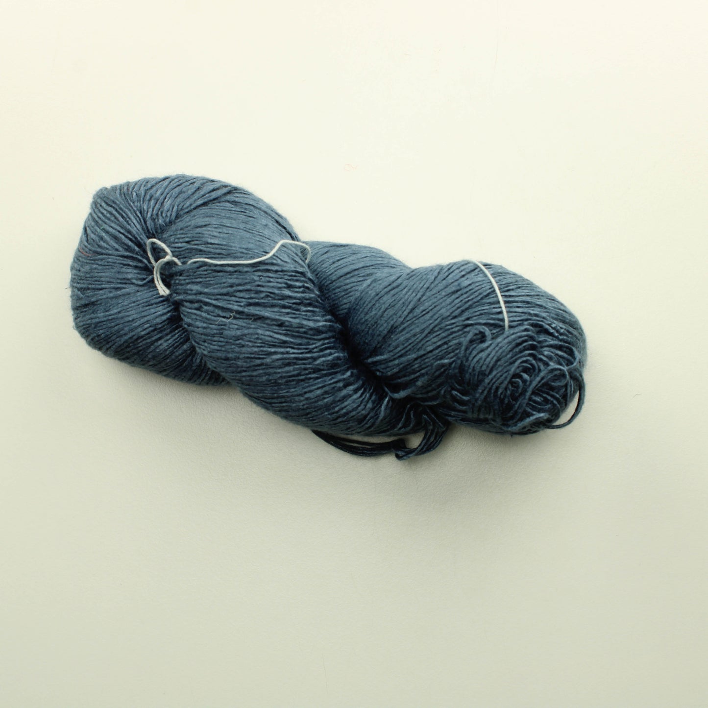 Tummansiniharmaa silkkisekoitelanka