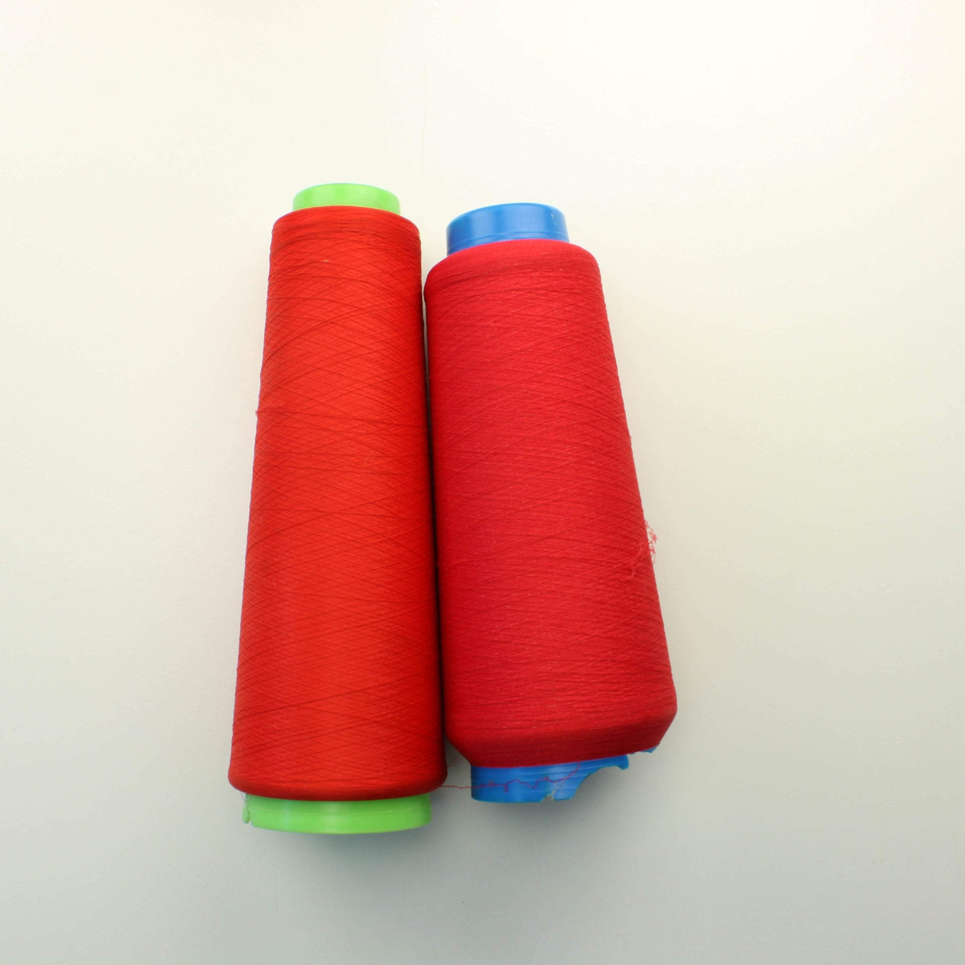 Punaiset Kreppilangat - Lankapussi 342 (690g, holkit mukana painossa)