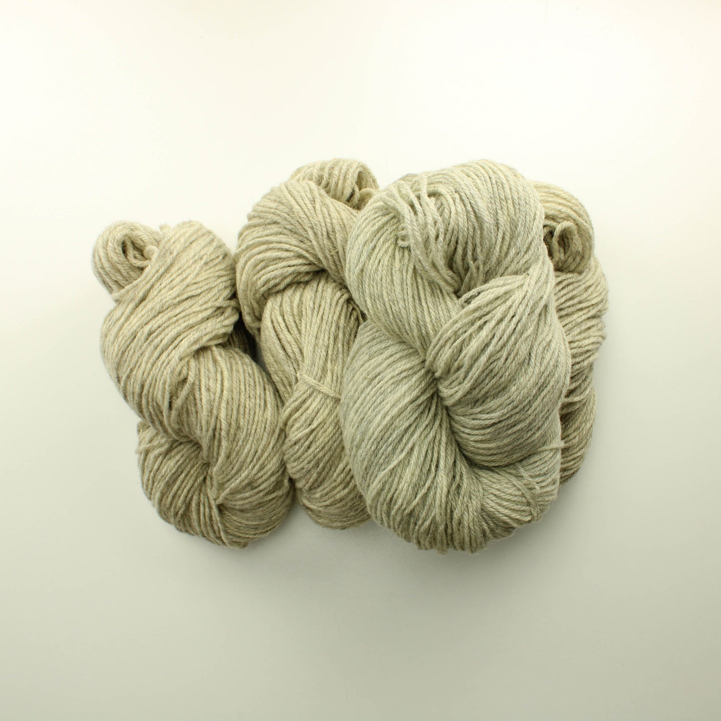 Vaaleanharmaa suomalainen villalanka - Lankapussi 258 (380g)