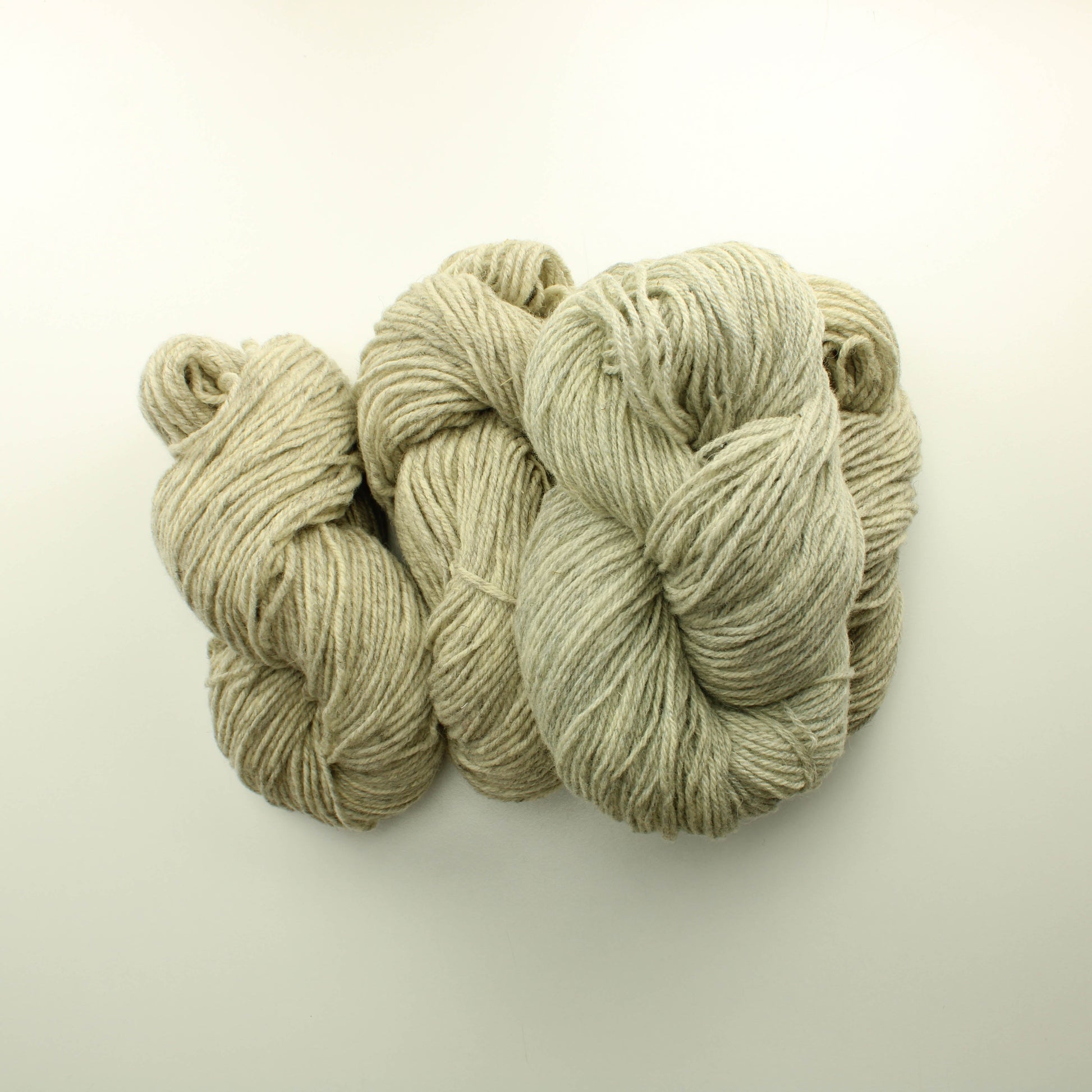 Vaaleanharmaa suomalainen villalanka - Lankapussi 258 (380g)