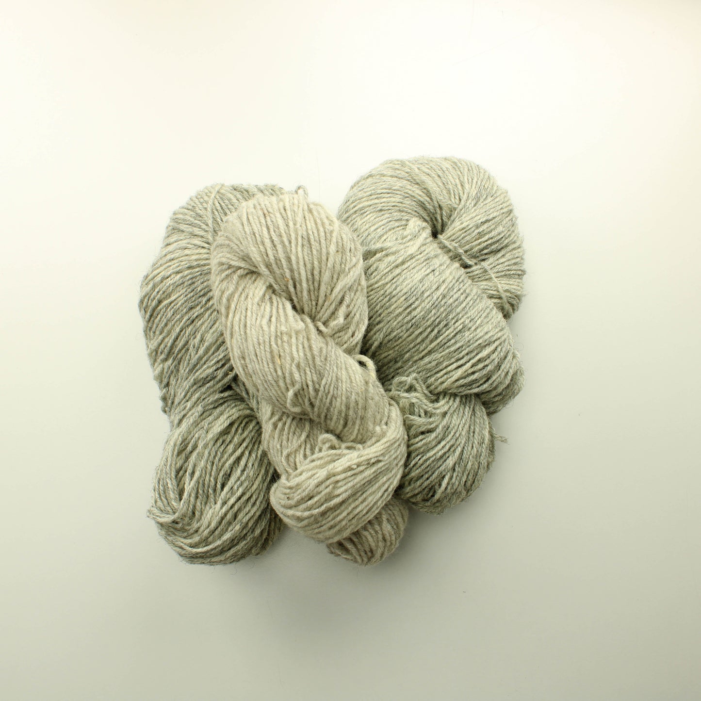 Vaaleanharmaa suomalainen villalanka - Lankapussi 135 (265g)