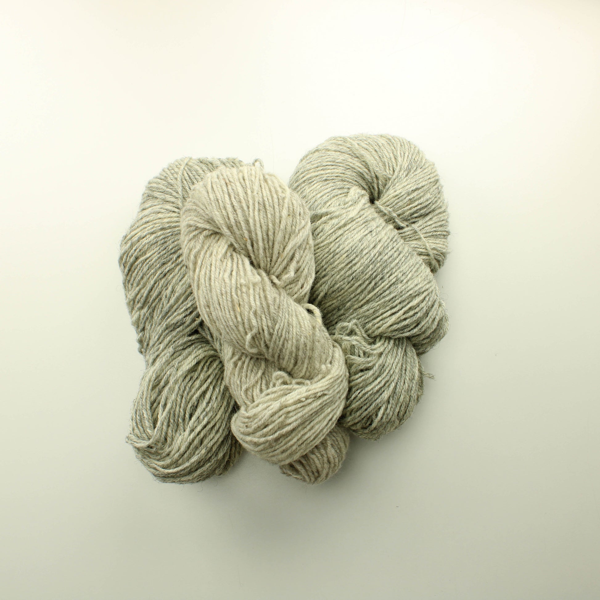 Vaaleanharmaa suomalainen villalanka - Lankapussi 135 (265g)