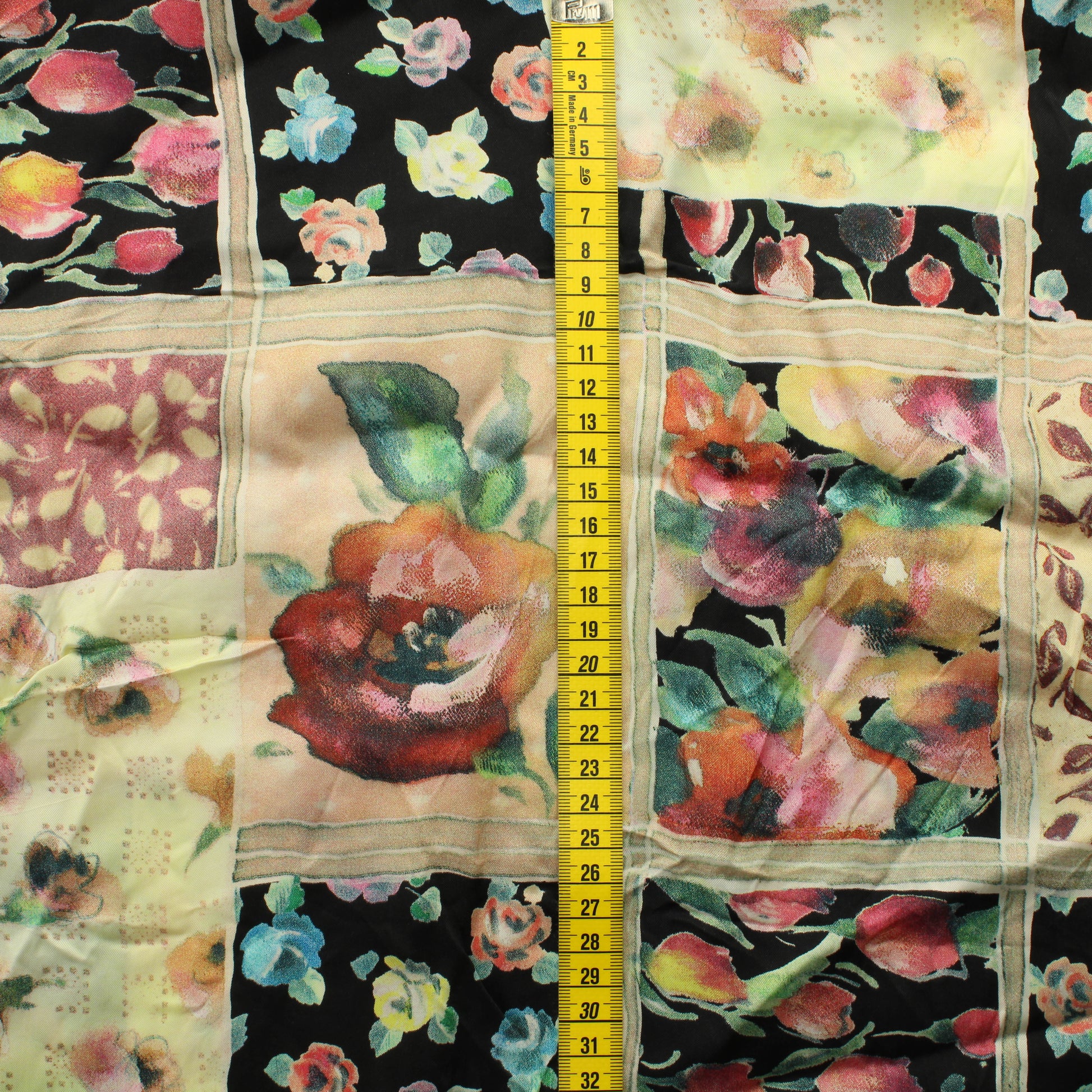 Kukkakuvioinen Vaatetuskangas - Pala