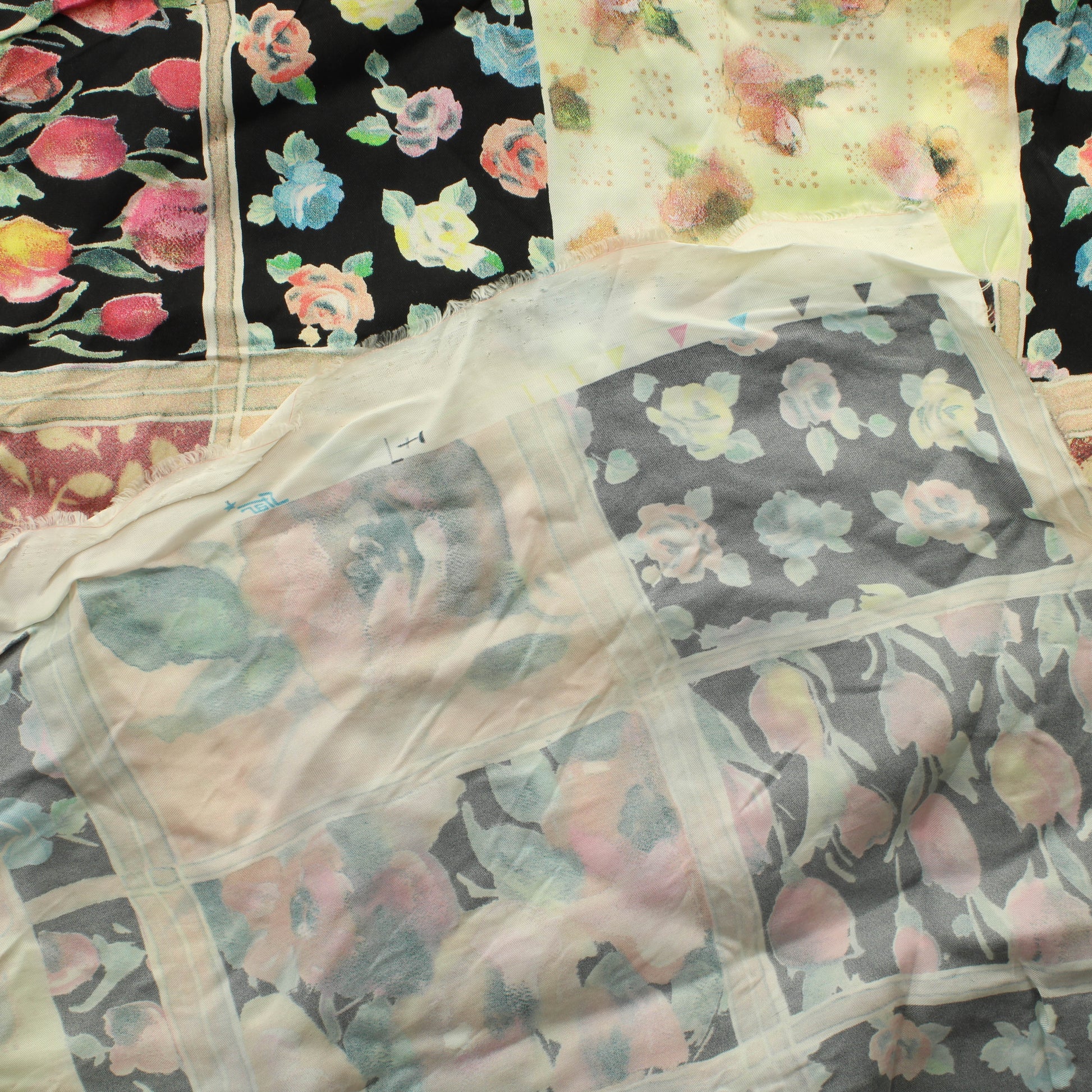 Kukkakuvioinen Vaatetuskangas - Pala