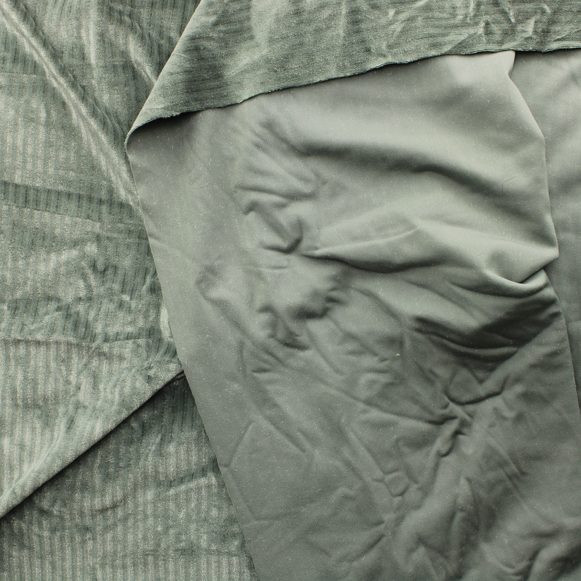 Hopeanharmaa hohtava pystyraitainen joustava Sametti - Pala