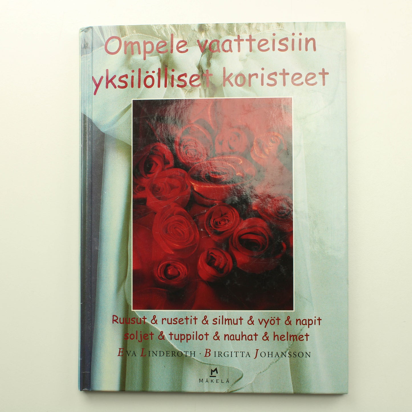 Eva Linderoth, Birgitta Johansson: Ompele vaatteisiin yksilölliset koristeet