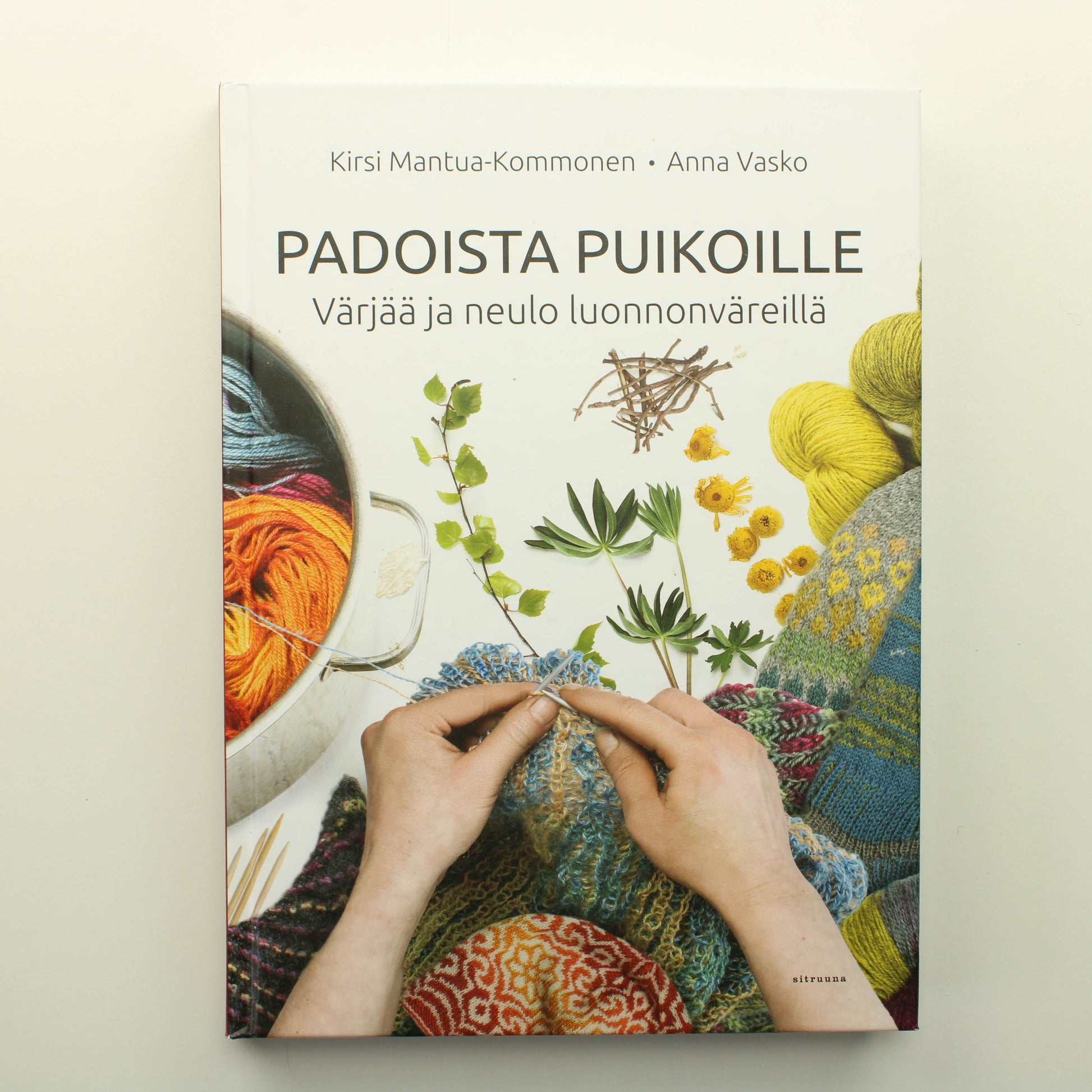 Kirsi Mantua-Kommonen, Anssa Vasko: Padoista kuikoille, Värjää ja neulo luonnonväreillä