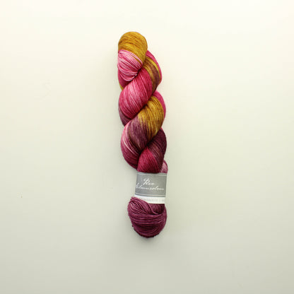 Rva Silmusolmu käsinvärjätty merino sukkis - Karpalokinuski